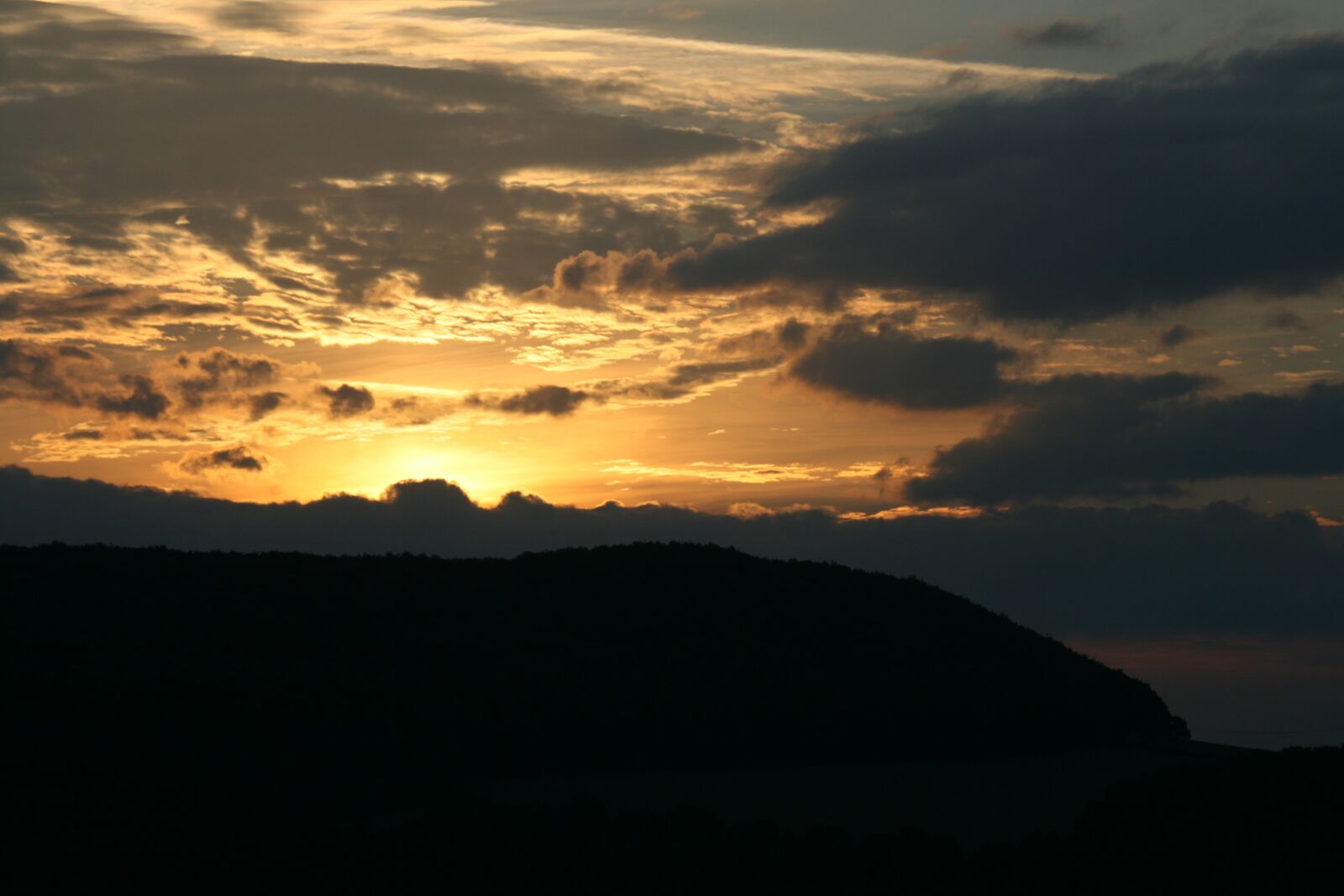 Canon EOS 400D (EOS Digital Rebel XTi / EOS Kiss Digital X) sample photo. Clouds, sunset, sky photography