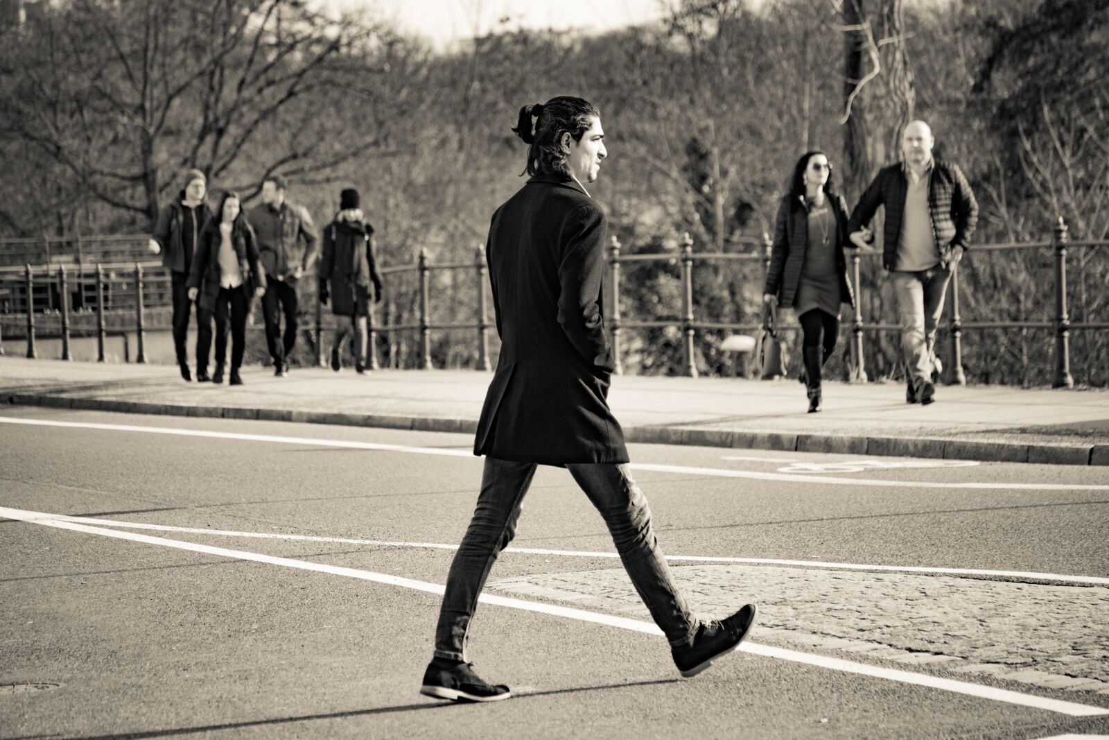 Nikon D3400 sample photo. Pedestrian, cross, street photography