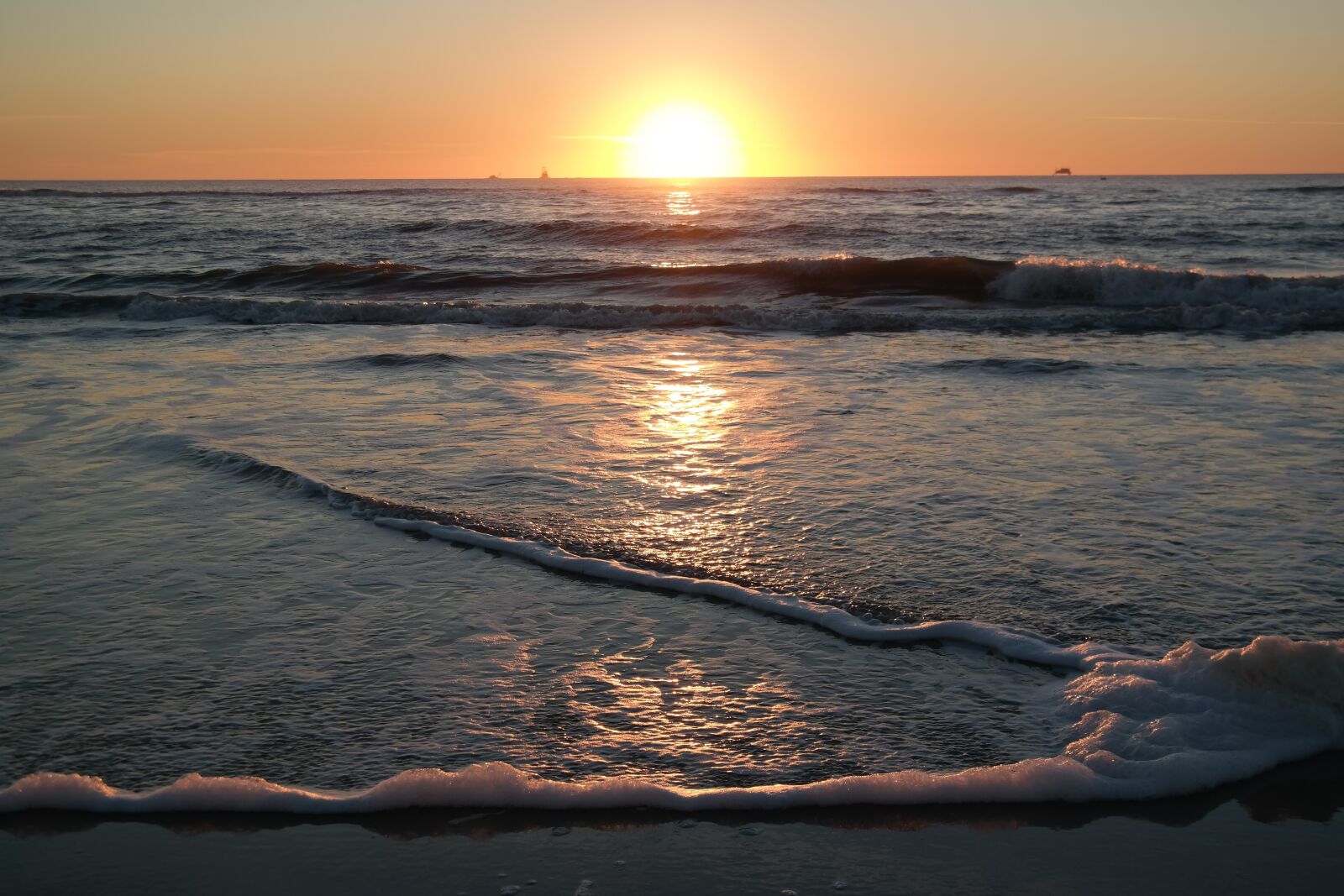 Samsung NX300 sample photo. Sunrise, sea, beach photography