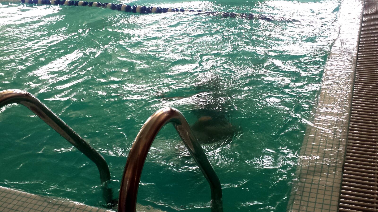 Samsung Galaxy S4 sample photo. Swimming pool, water, under photography