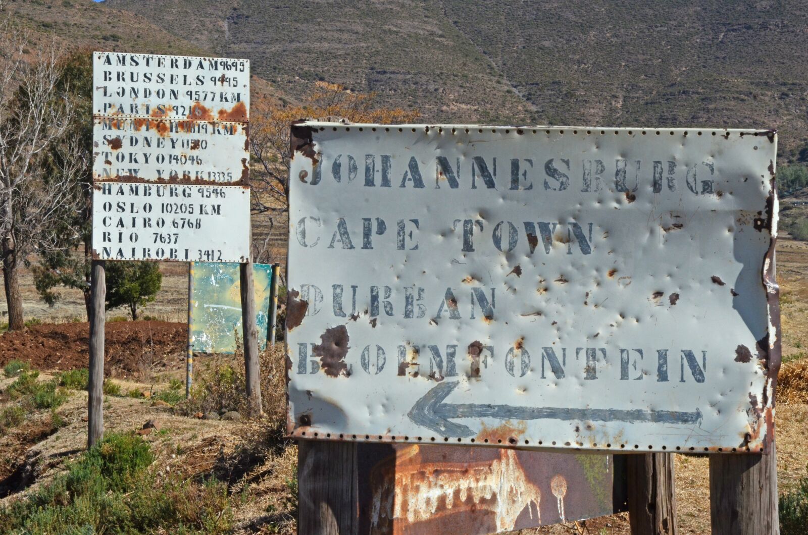 Nikon D7000 sample photo. African, road signs, directions photography