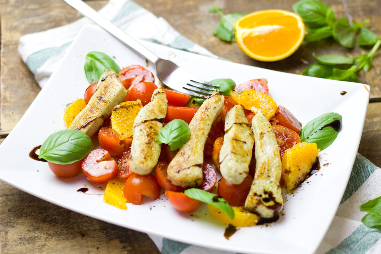 Canon EOS 600D (Rebel EOS T3i / EOS Kiss X5) + Canon EF 50mm F1.8 STM sample photo. Salad, tomatoes, oranges photography