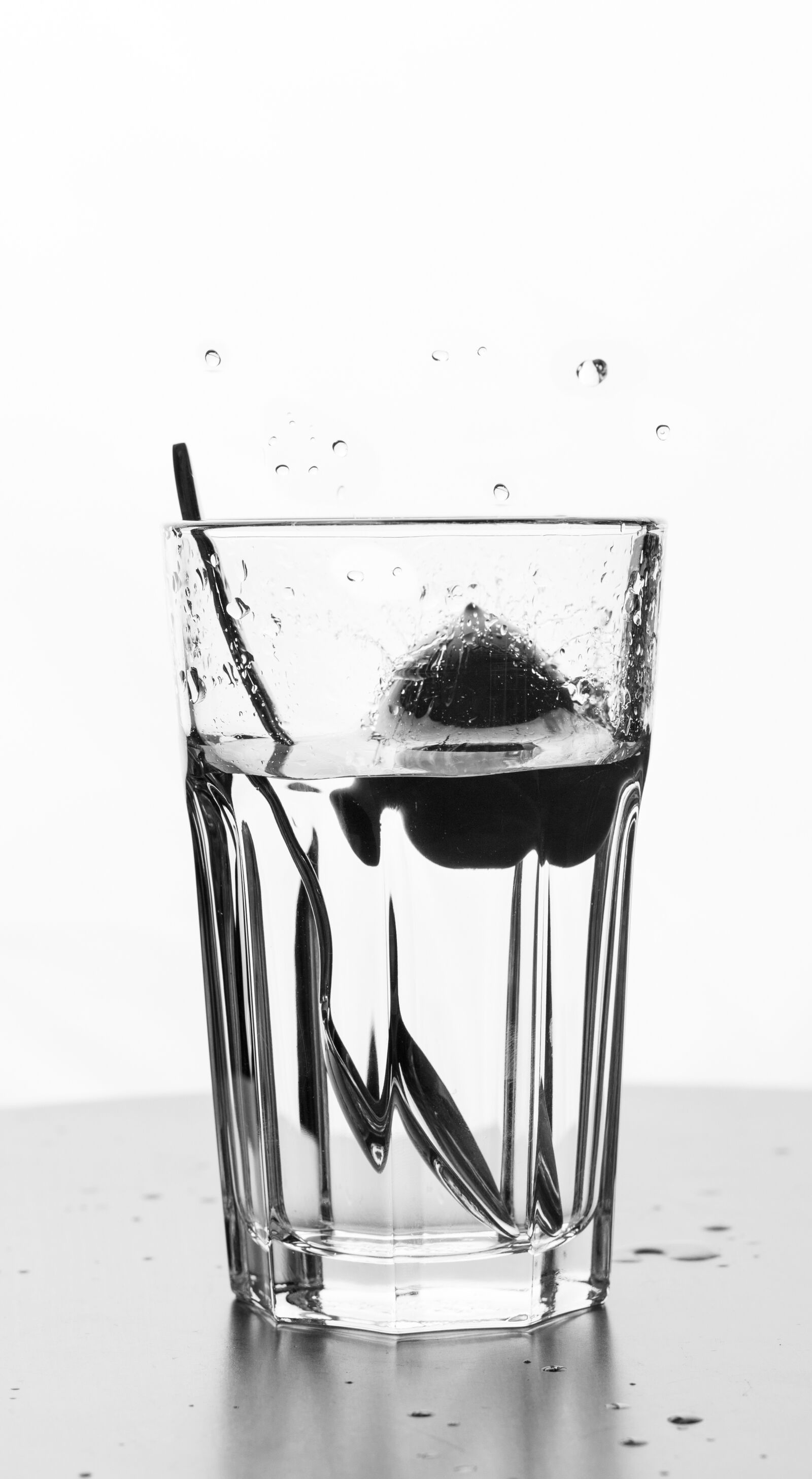 Canon EOS 700D (EOS Rebel T5i / EOS Kiss X7i) + Canon EF 50mm F1.8 II sample photo. Drop, water, water drop photography