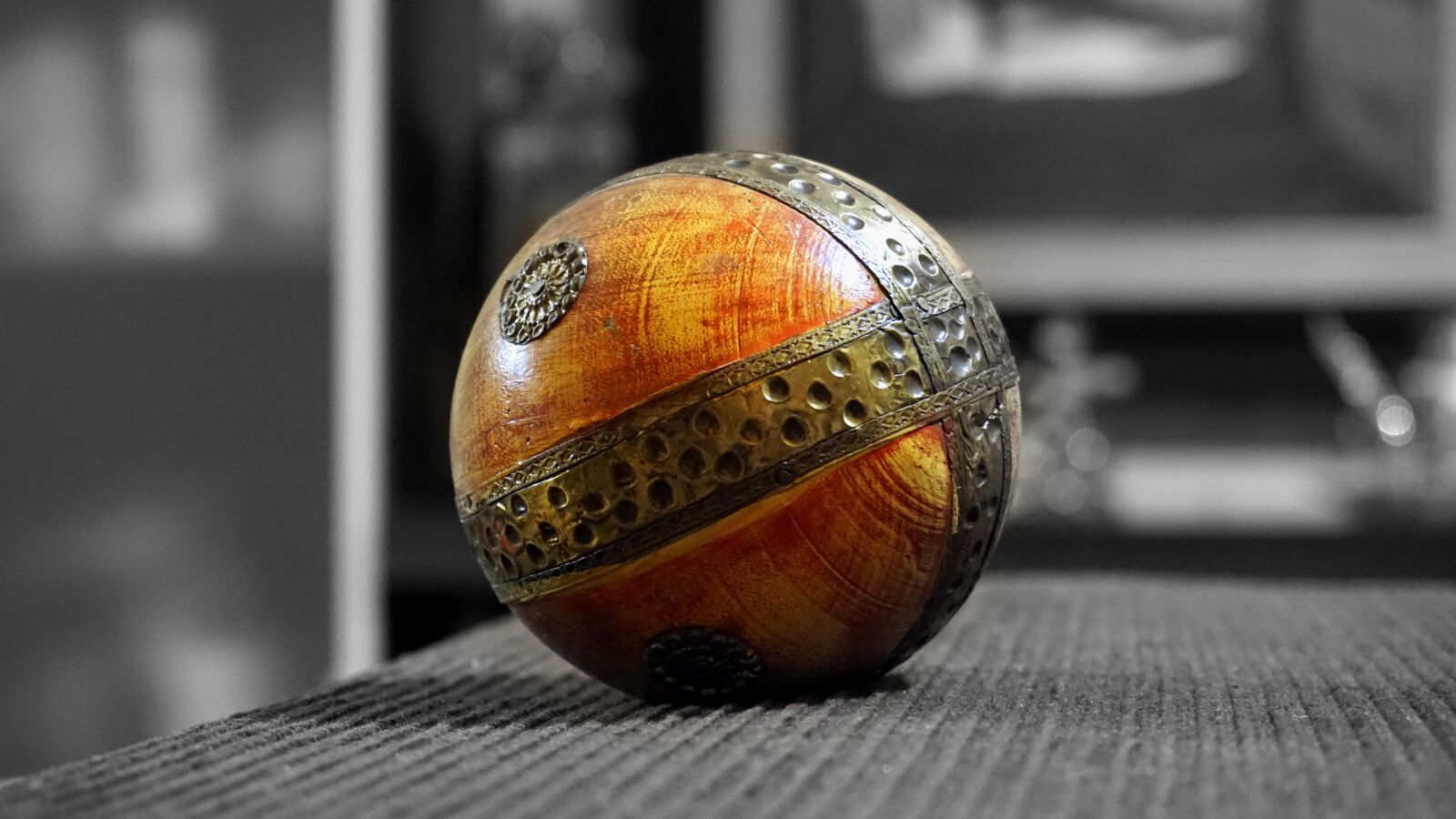 Sony E 16-50mm F3.5-5.6 PZ OSS sample photo. Christmas, sphere, decoration photography