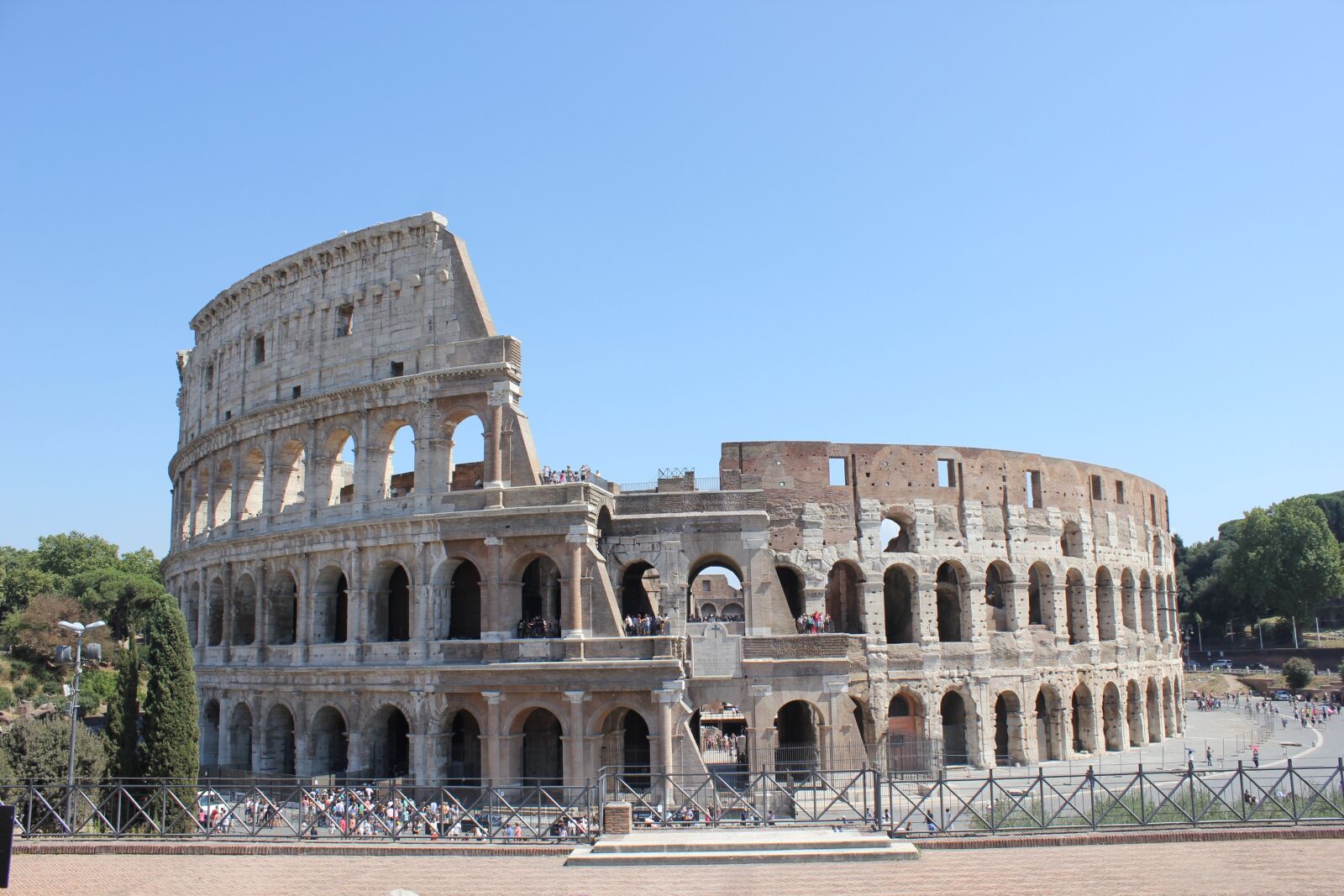 Canon EOS 550D (EOS Rebel T2i / EOS Kiss X4) sample photo. Colosseum, rome, architecture photography