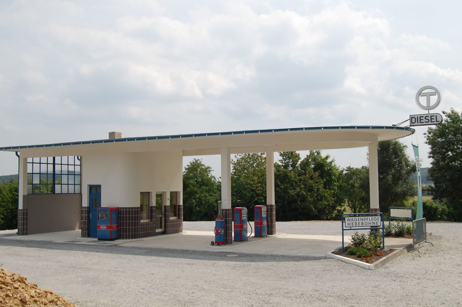 Nikon D40 sample photo. Petrol stations, nostalgic, building photography
