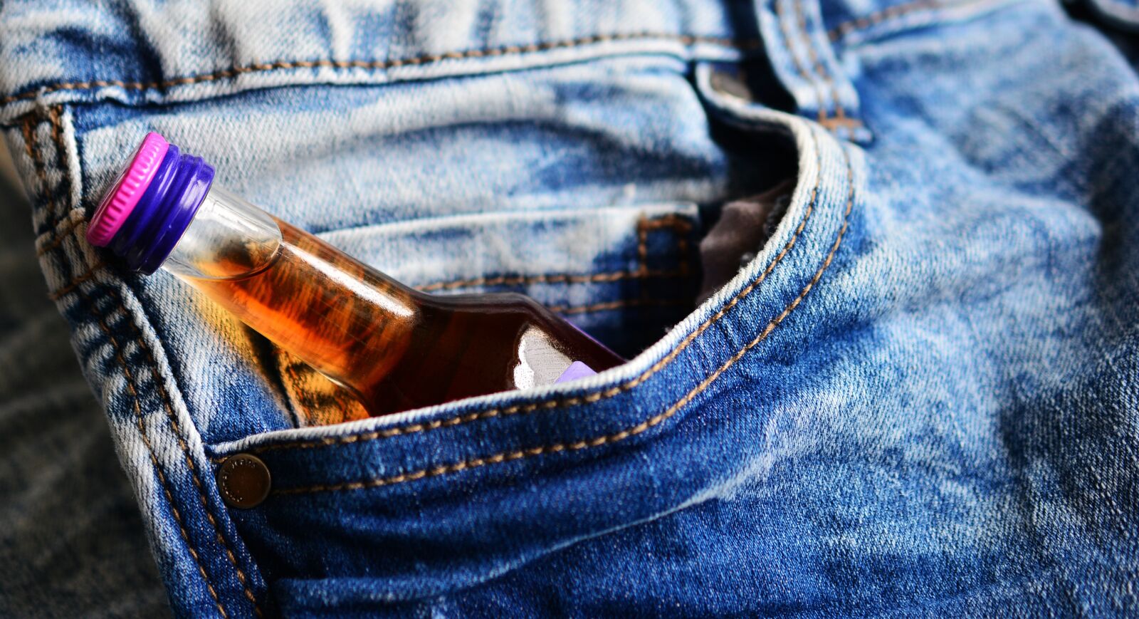 Nikon D5200 sample photo. Pocket, hip flask, brandy photography