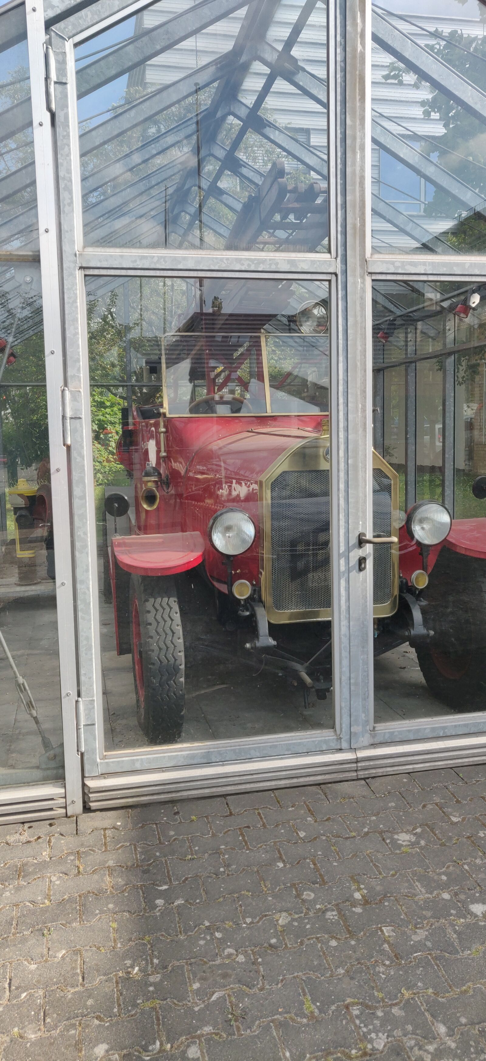 OnePlus 6T sample photo. Firetruck, wiesbaden, old photography