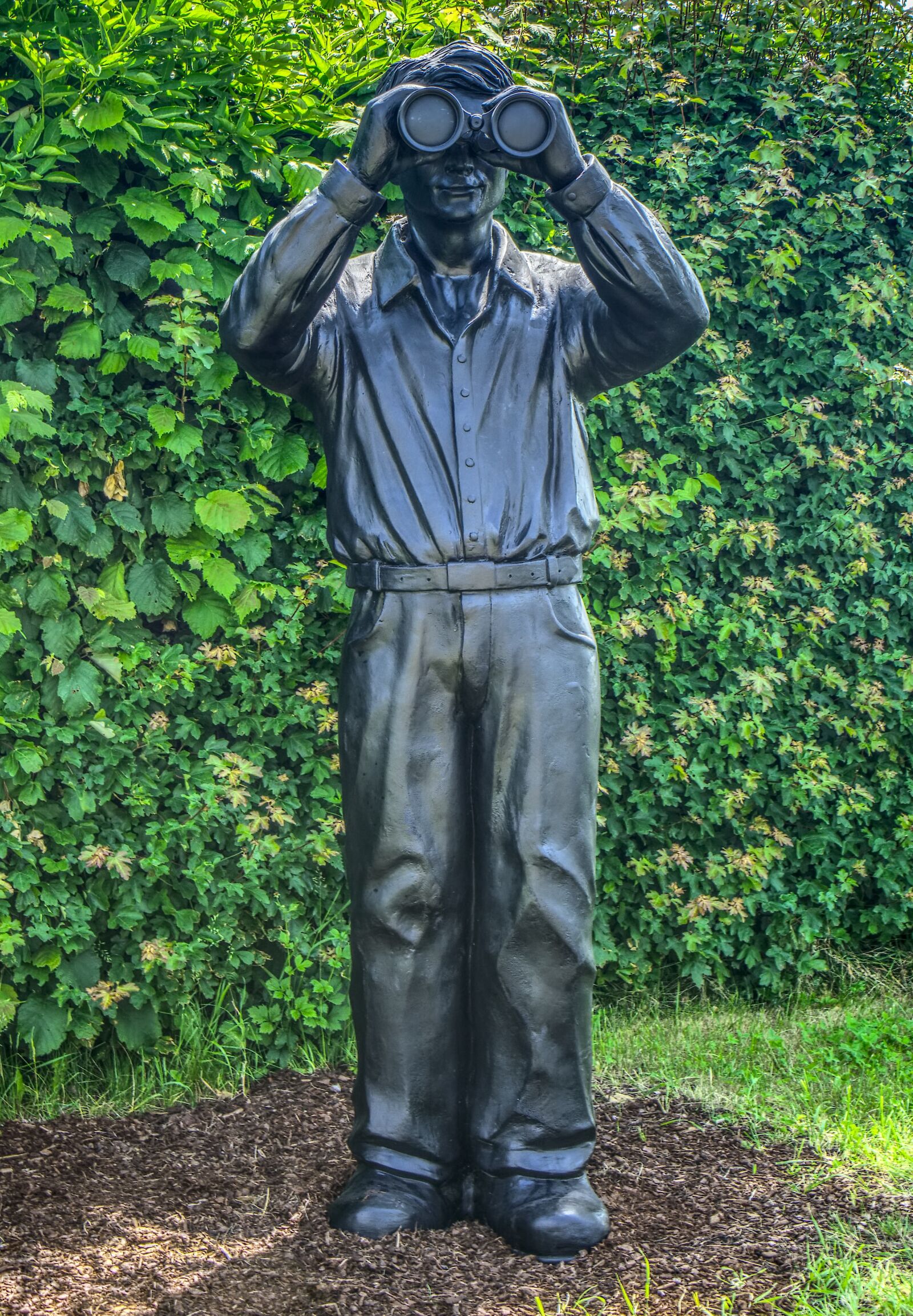 Sony a6000 + Sony E 35mm F1.8 OSS sample photo. Statue, figure, binoculars photography