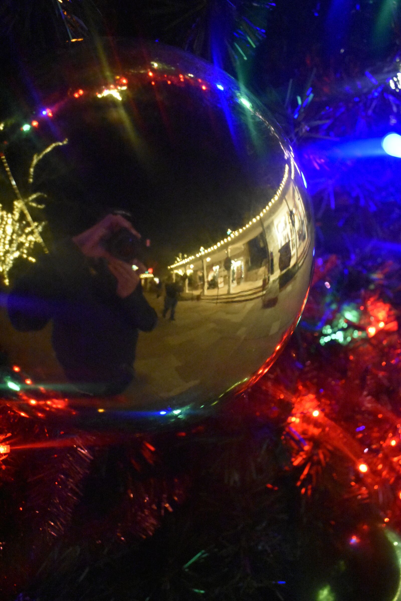 Nikon D3400 sample photo. Christmas, red, sphere photography