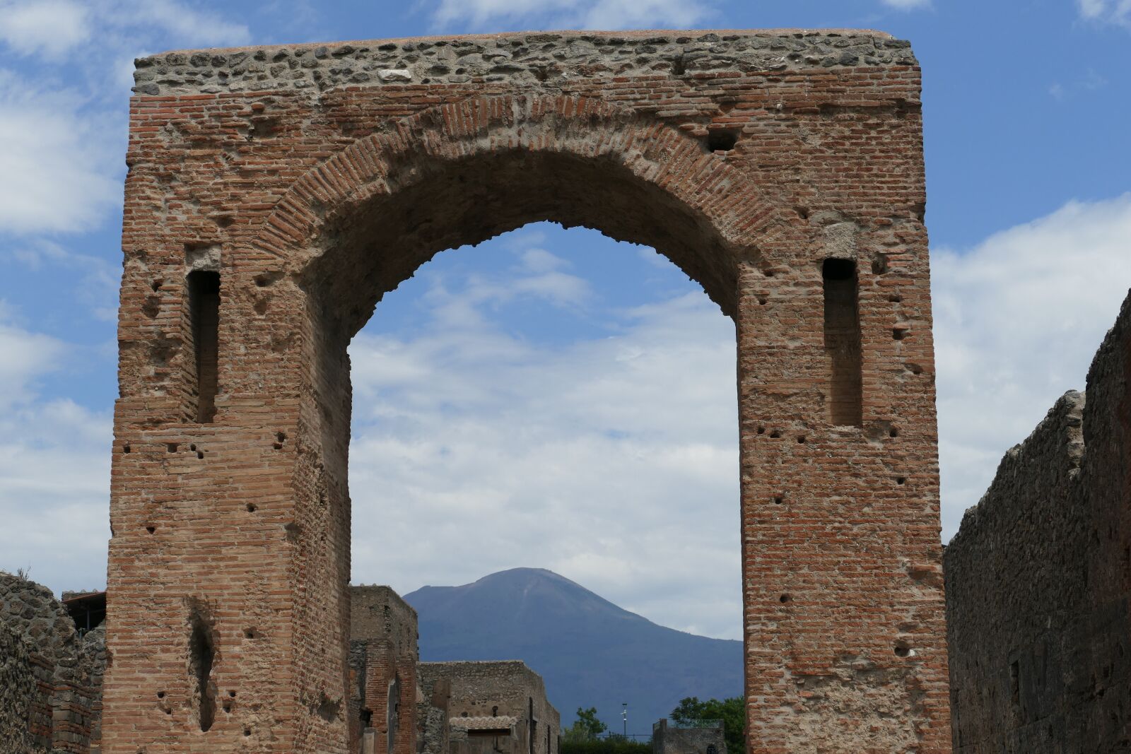 Panasonic Lumix DMC-FZ1000 sample photo. Pompeii, italy, naples photography