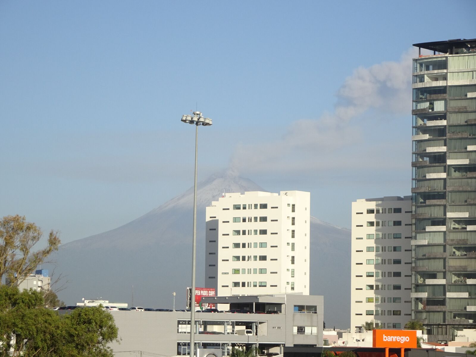 Sony Cyber-shot DSC-HX80 sample photo. Buildings, volcano, city photography