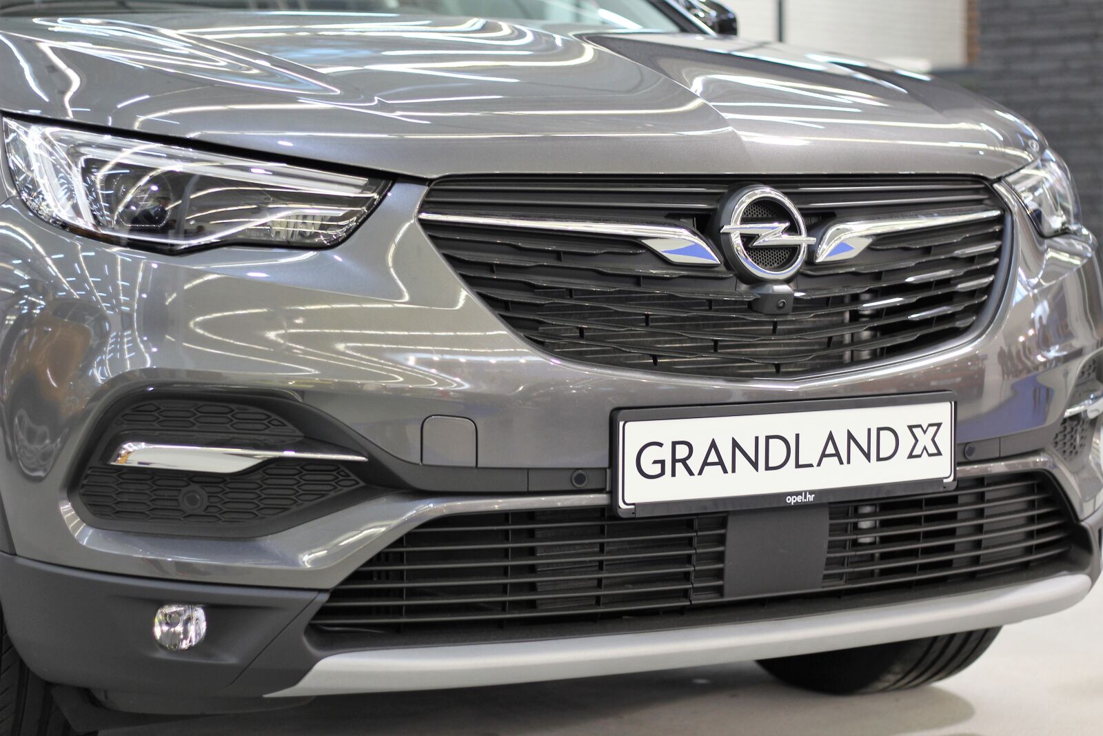 Canon EOS 600D (Rebel EOS T3i / EOS Kiss X5) + Canon EF 50mm F1.8 II sample photo. Car opel grandland x photography