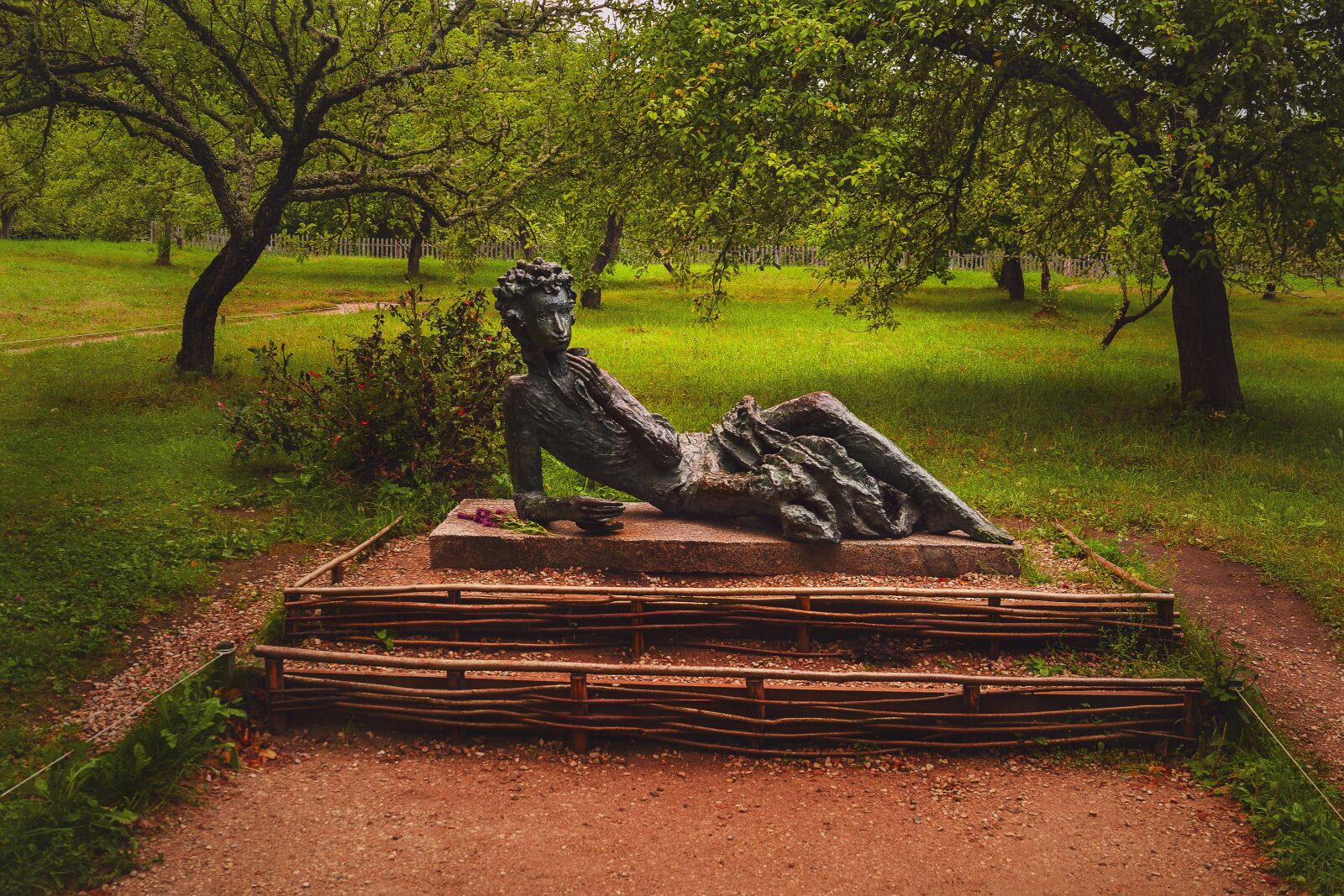 Canon EOS 5D Mark II sample photo. Pushkin, memorials, showplace photography