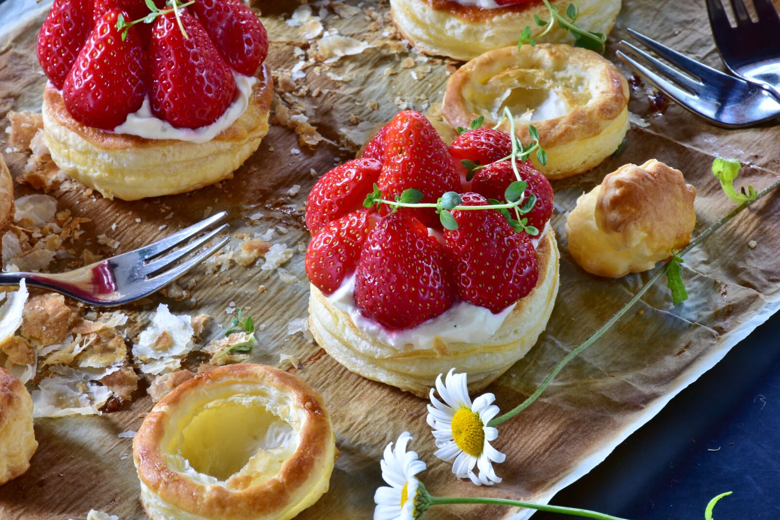 Nikon D7200 sample photo. Strawberry cake, strawberries, puff photography