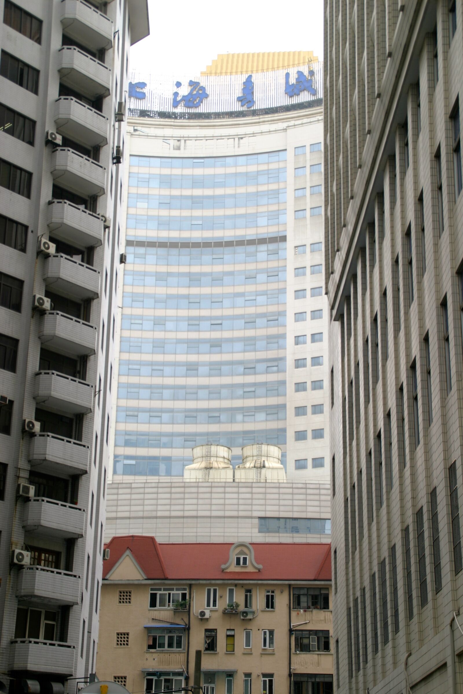 Canon EOS 10D sample photo. Facade, glass, stone photography