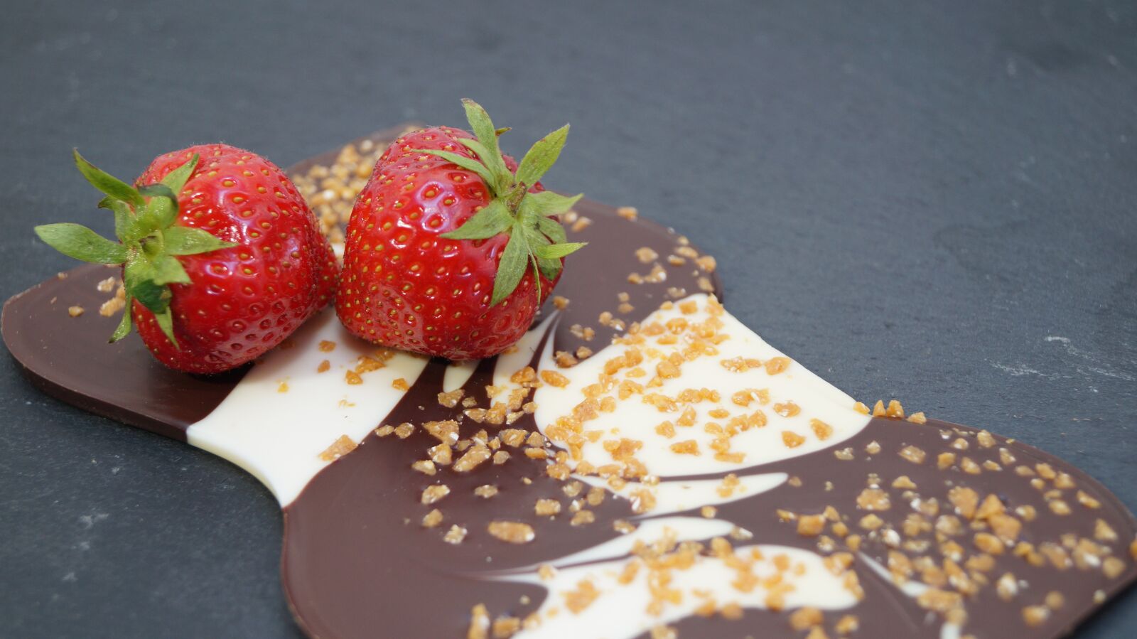 Sony DT 18-55mm F3.5-5.6 SAM II sample photo. Chocolate, candy, nibble photography