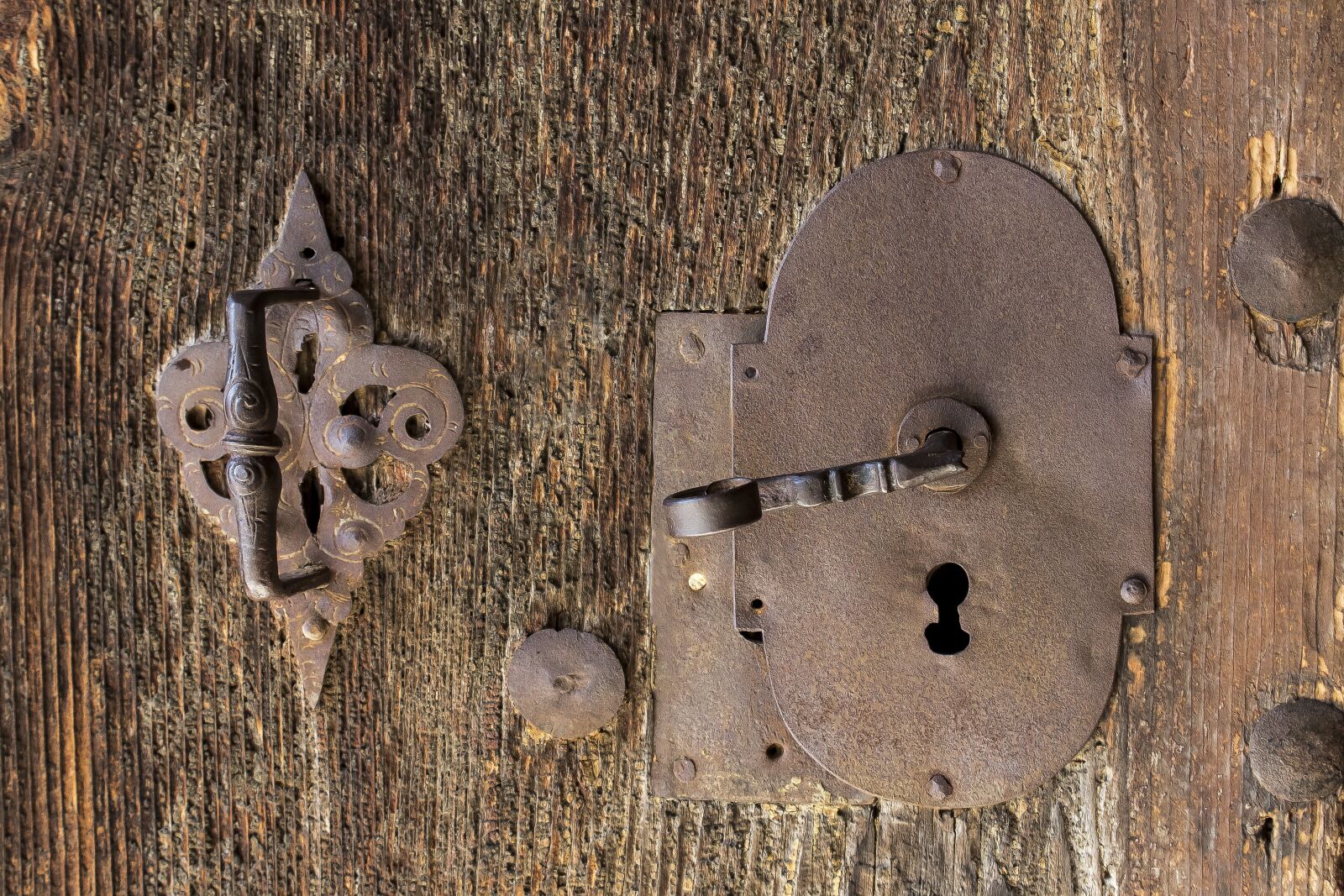 Canon EOS 1300D (EOS Rebel T6 / EOS Kiss X80) sample photo. Door, door handle, old photography
