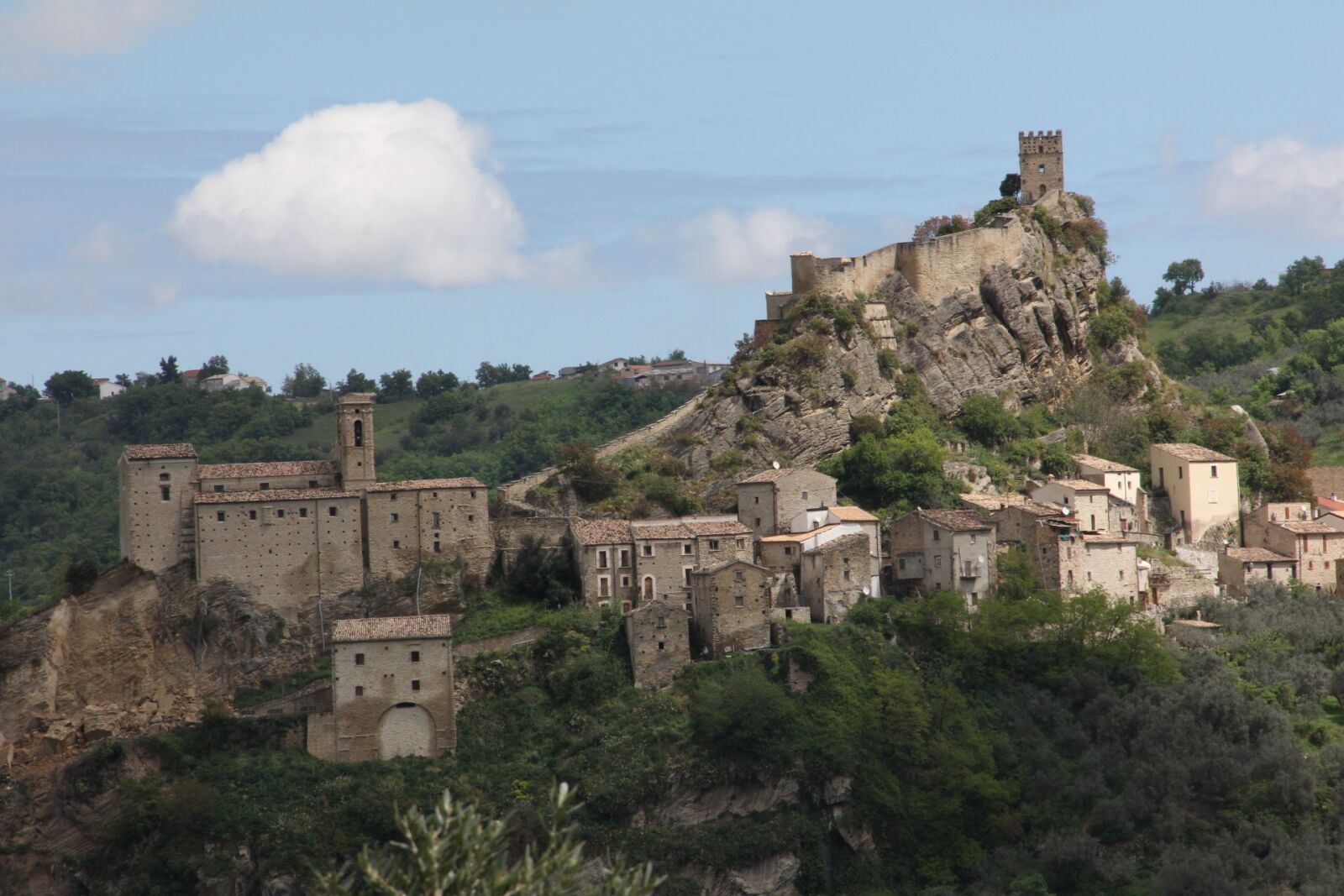 Canon EF-S 18-135mm F3.5-5.6 IS sample photo. Castle, roccascalegna, medieval photography