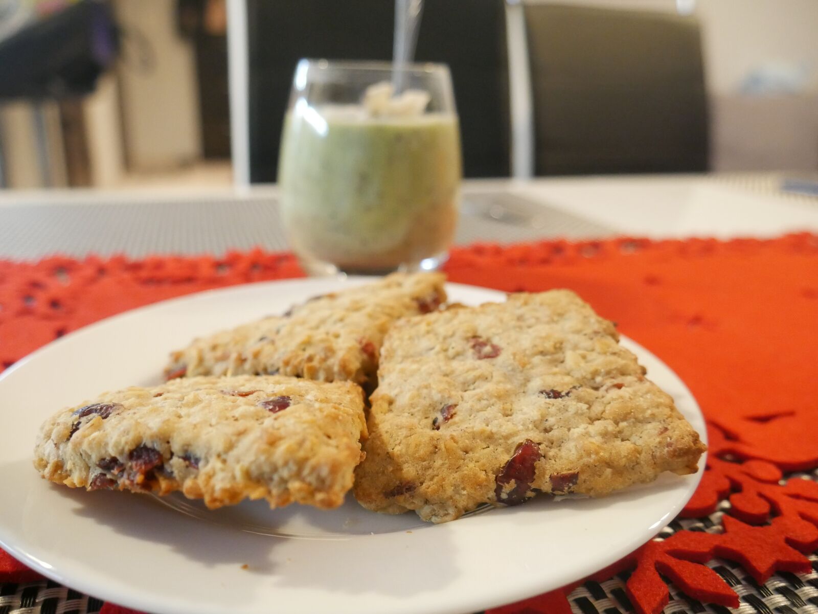 Panasonic Lumix DMC-G7 sample photo. Oats, cranberry, cookies photography