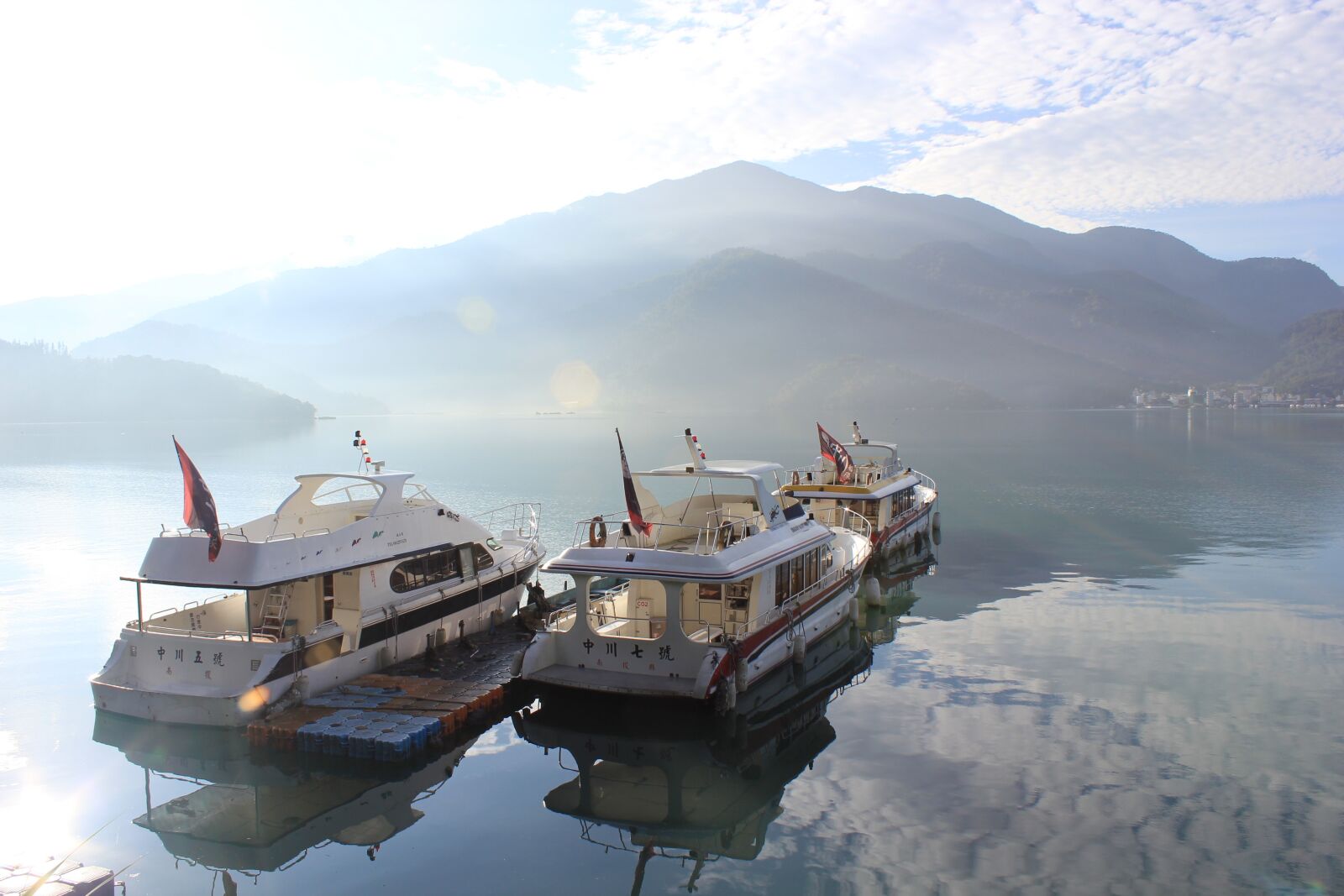 Canon EOS 550D (EOS Rebel T2i / EOS Kiss X4) sample photo. Boat, lake, water photography