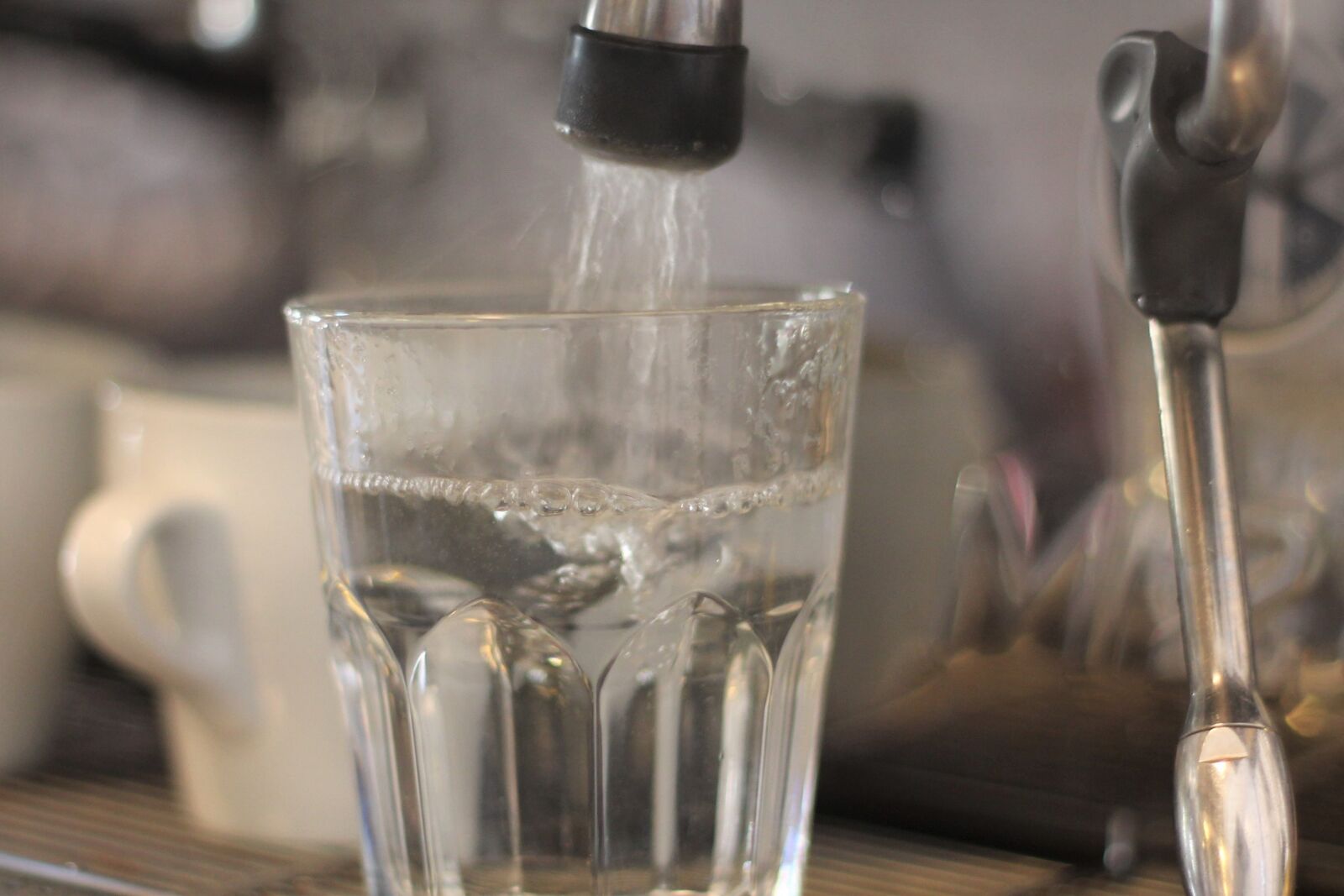 Canon EOS 1100D (EOS Rebel T3 / EOS Kiss X50) + Canon EF 50mm F1.8 II sample photo. Restaurant, glass, clean photography