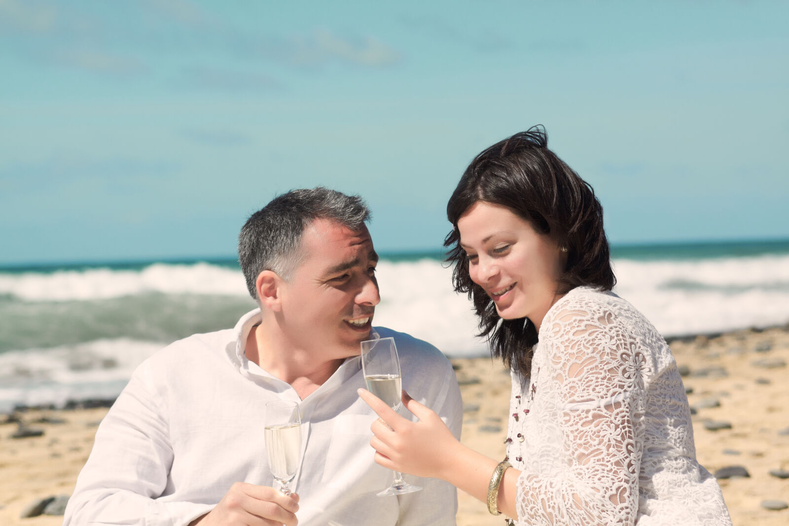 Canon EOS 50D sample photo. Adult, affectionate, alcohol, beach photography