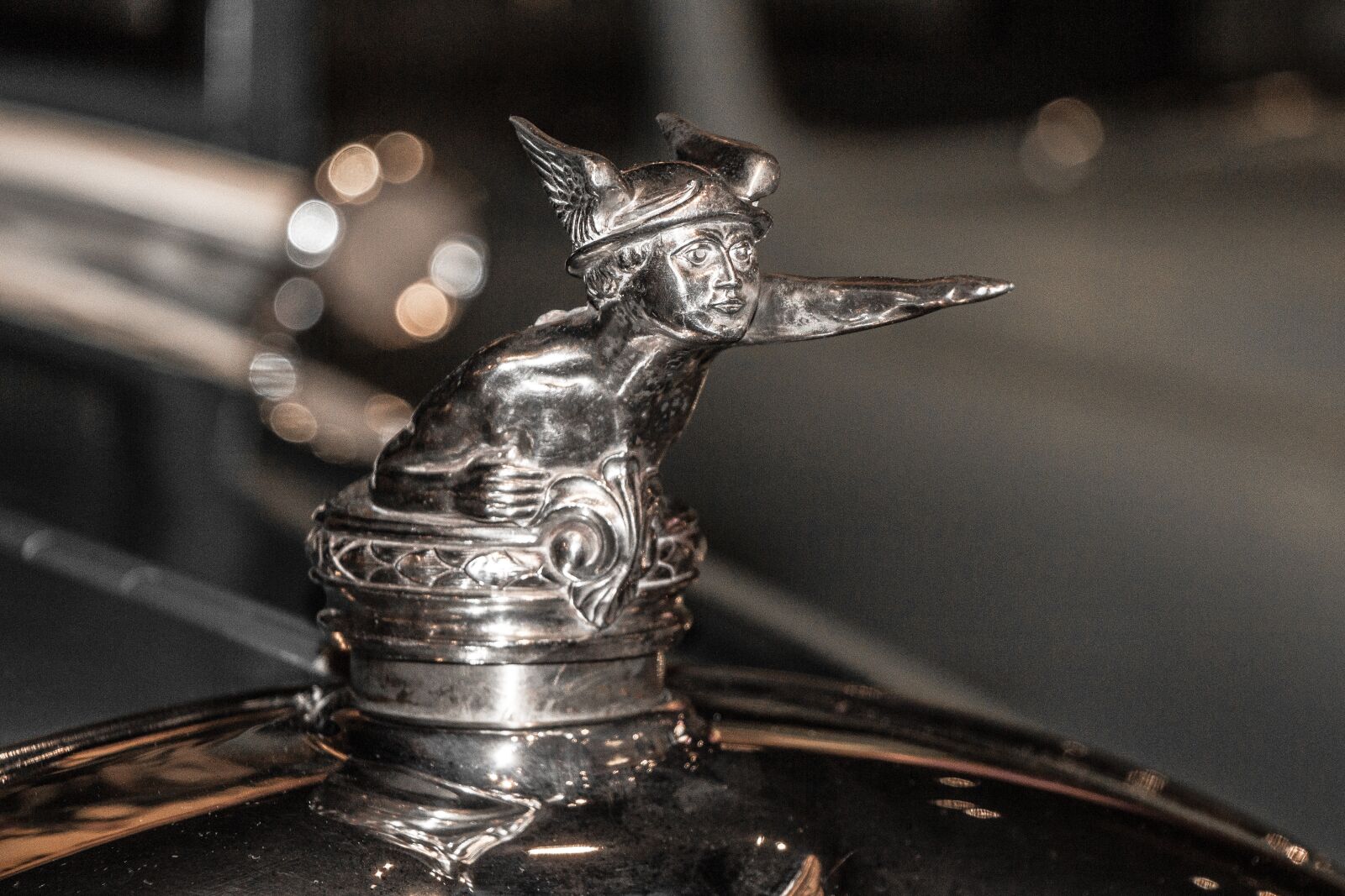 Canon EOS 700D (EOS Rebel T5i / EOS Kiss X7i) sample photo. Vintage, hood ornament, silver photography