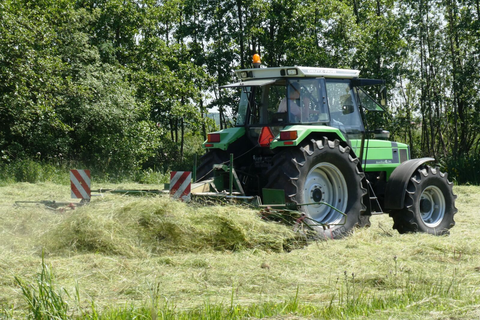 Panasonic Lumix DC-ZS70 (Lumix DC-TZ90) sample photo. Tractor, agricultural machinery, grassland photography