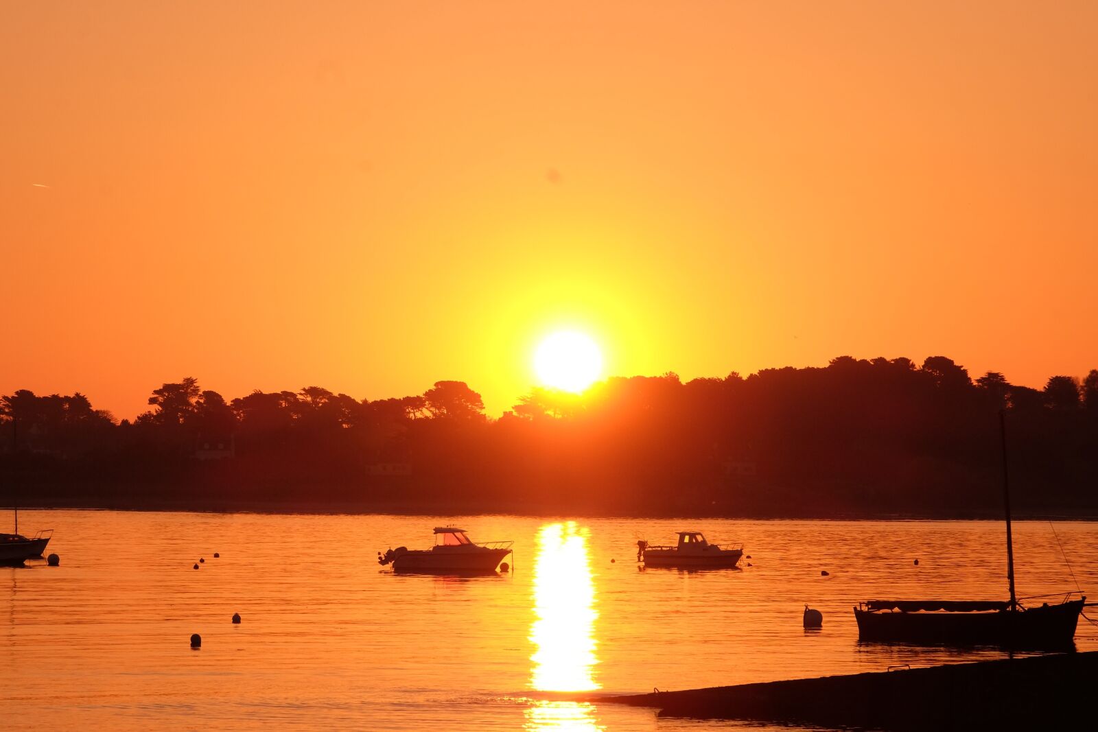 Fujifilm XF 18-135mm F3.5-5.6 R LM OIS WR sample photo. Brittany, sunrise, sea photography