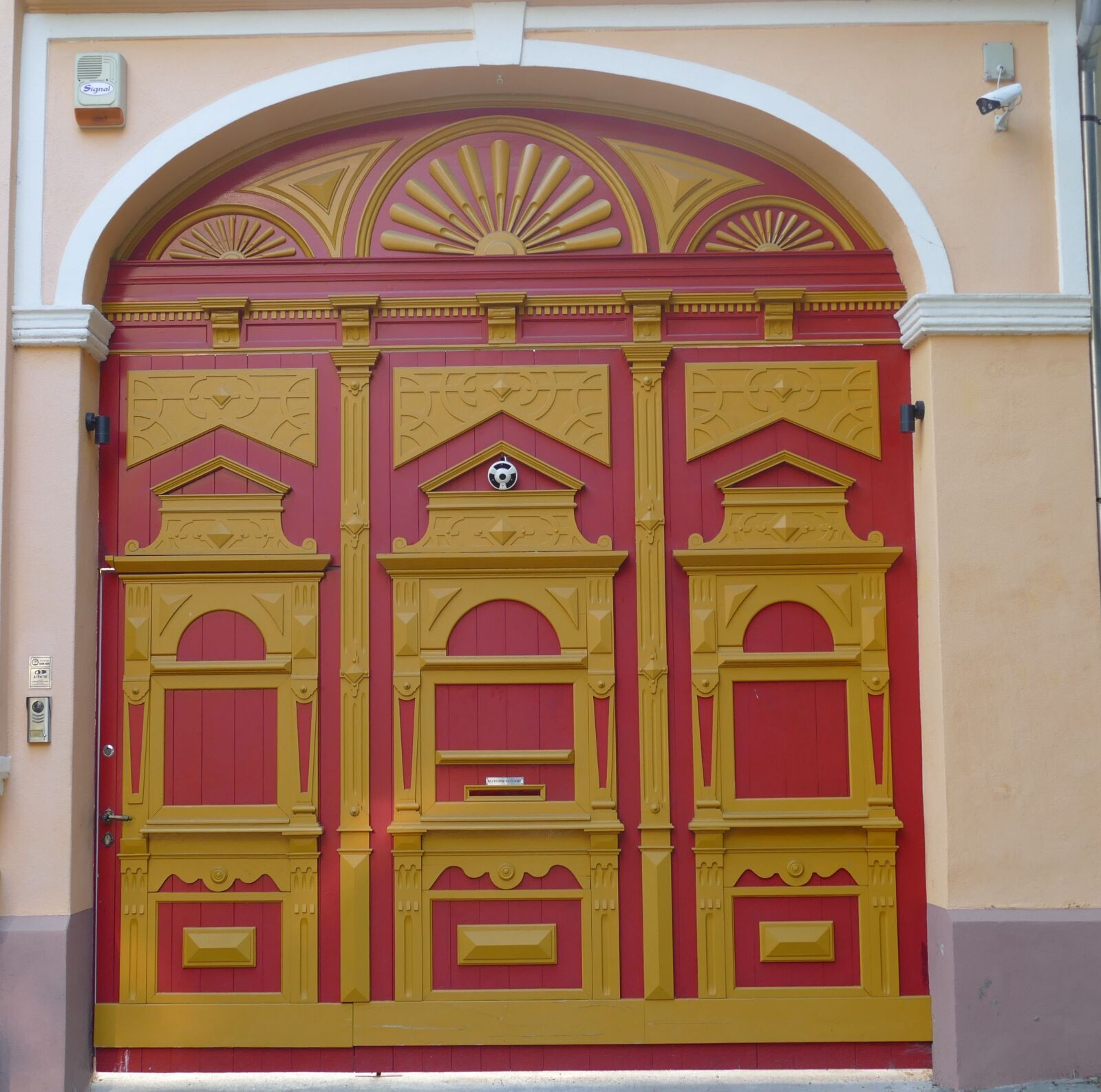 Panasonic Lumix DMC-FZ1000 sample photo. Door, goal, input photography