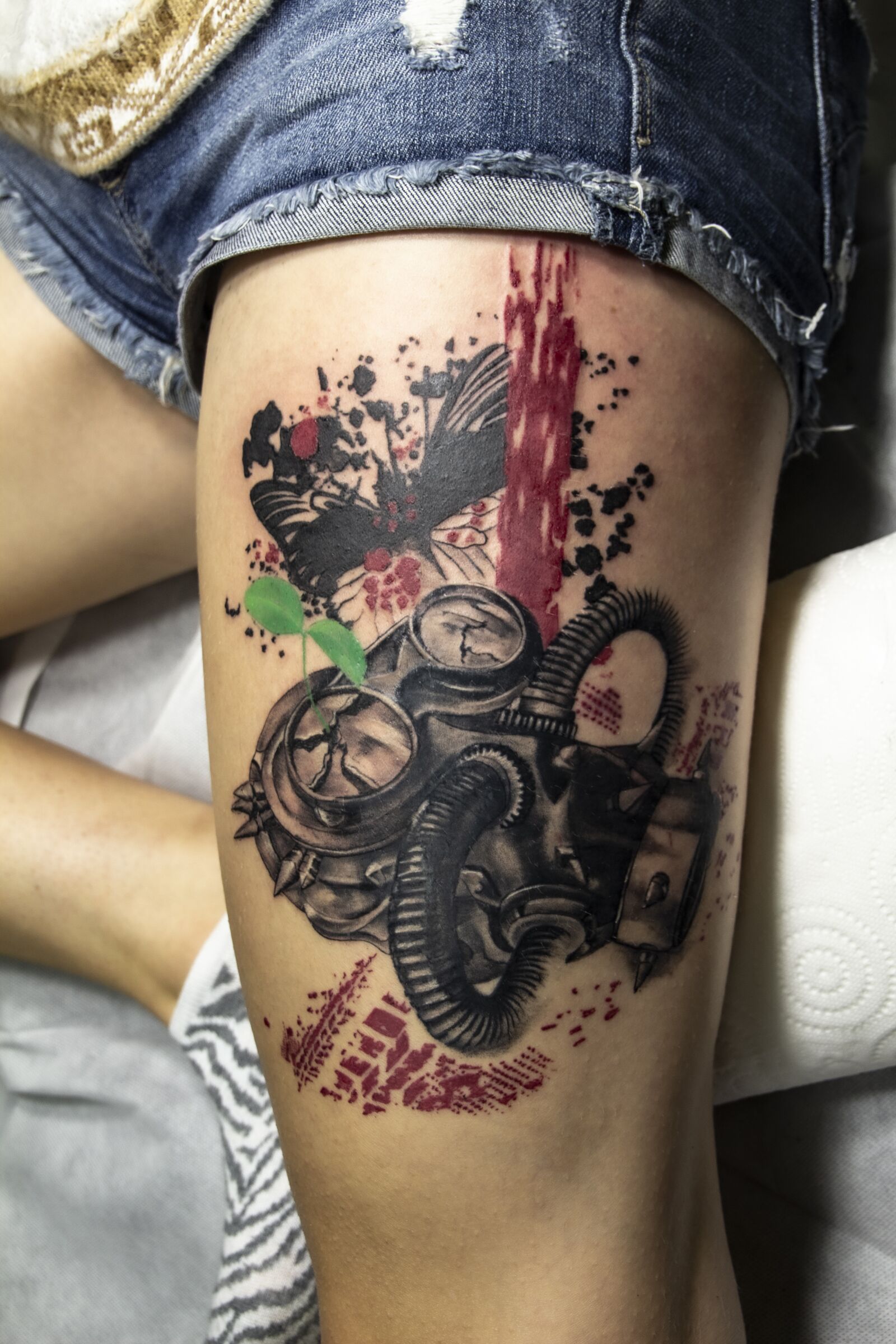 Canon EOS 600D (Rebel EOS T3i / EOS Kiss X5) sample photo. Tattoo, trash polka, leg photography