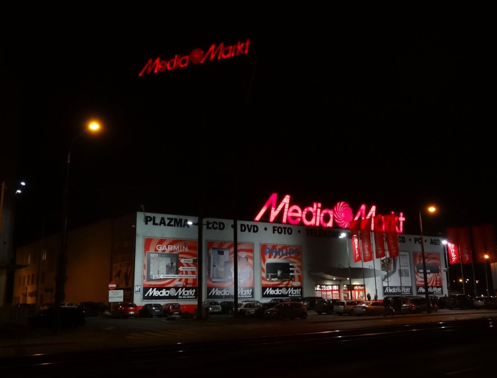 Sony Cyber-shot DSC-HX20V sample photo. Media markt, bydgoszcz, night photography