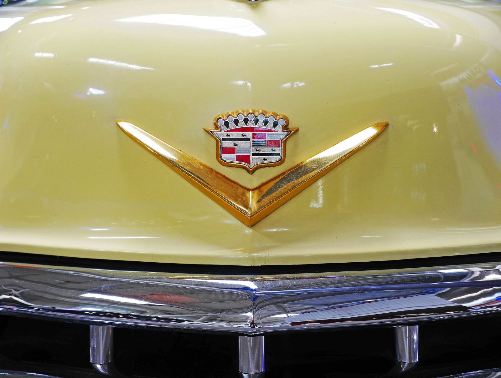 Panasonic Lumix DMC-GH3 sample photo. Cadillac, emblem, front photography