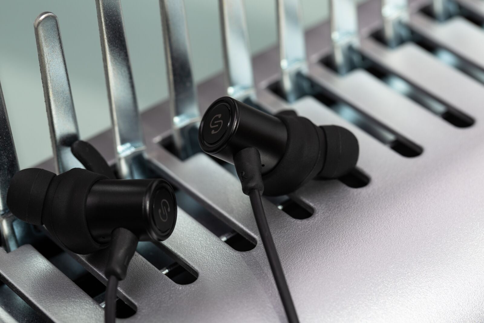 Canon EF 100mm F2.8L Macro IS USM sample photo. Headphones, soundpeats, bluetooth photography