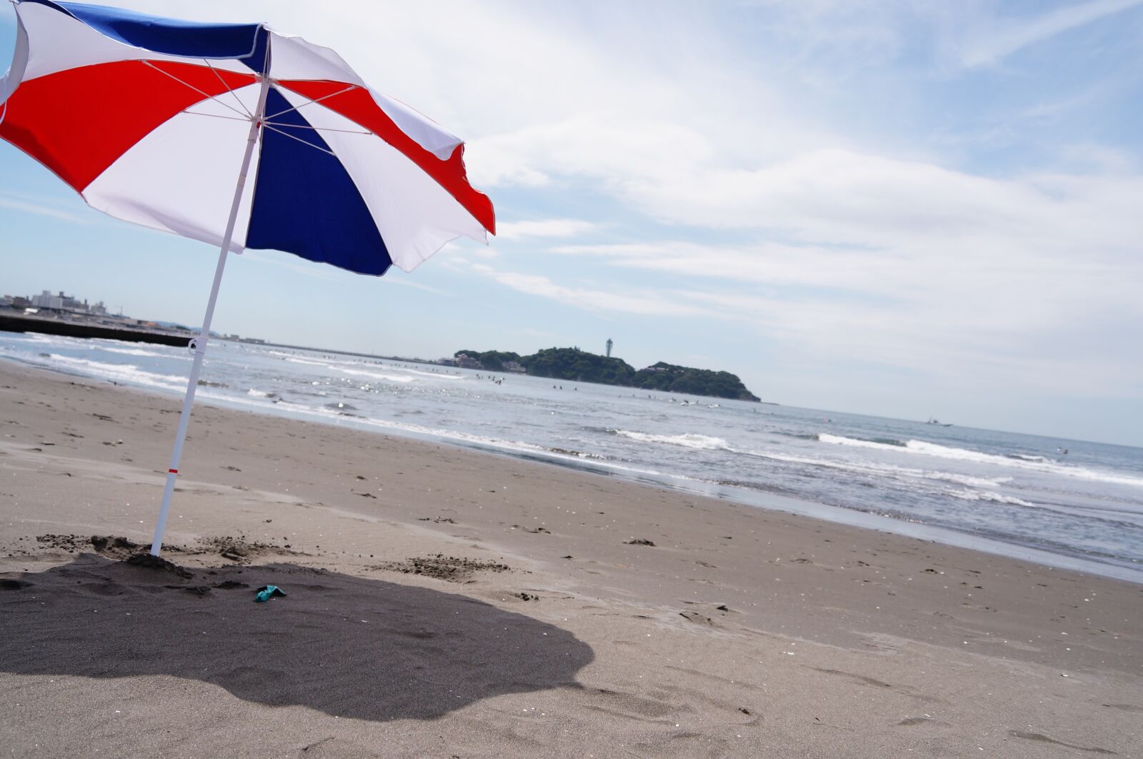 Sony E 18-200mm F3.5-6.3 OSS sample photo. Seaside parasols, sea, parasol photography