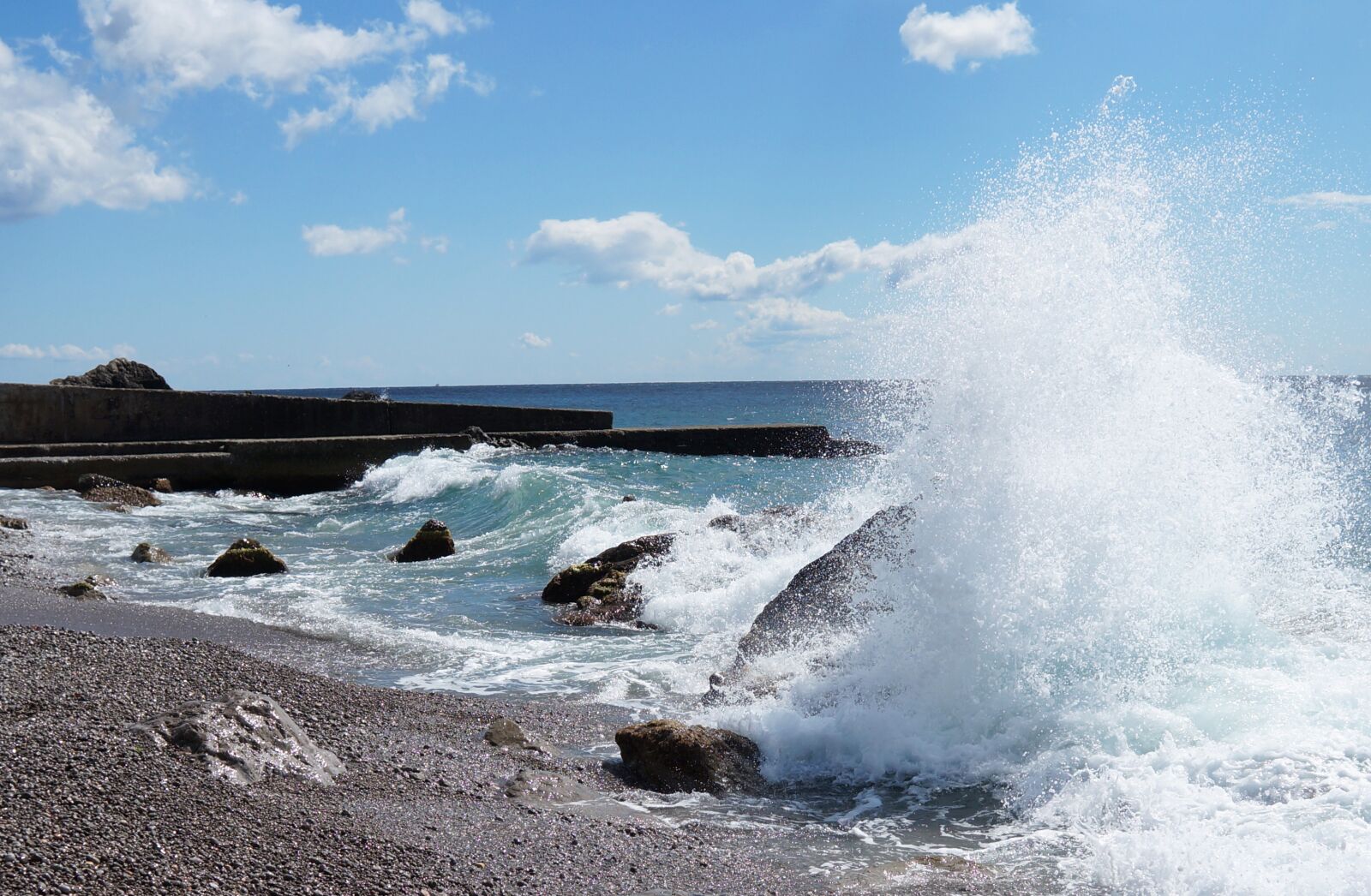 Sony Alpha NEX-F3 + Sony E 18-55mm F3.5-5.6 OSS sample photo. Crimea, wave, black photography
