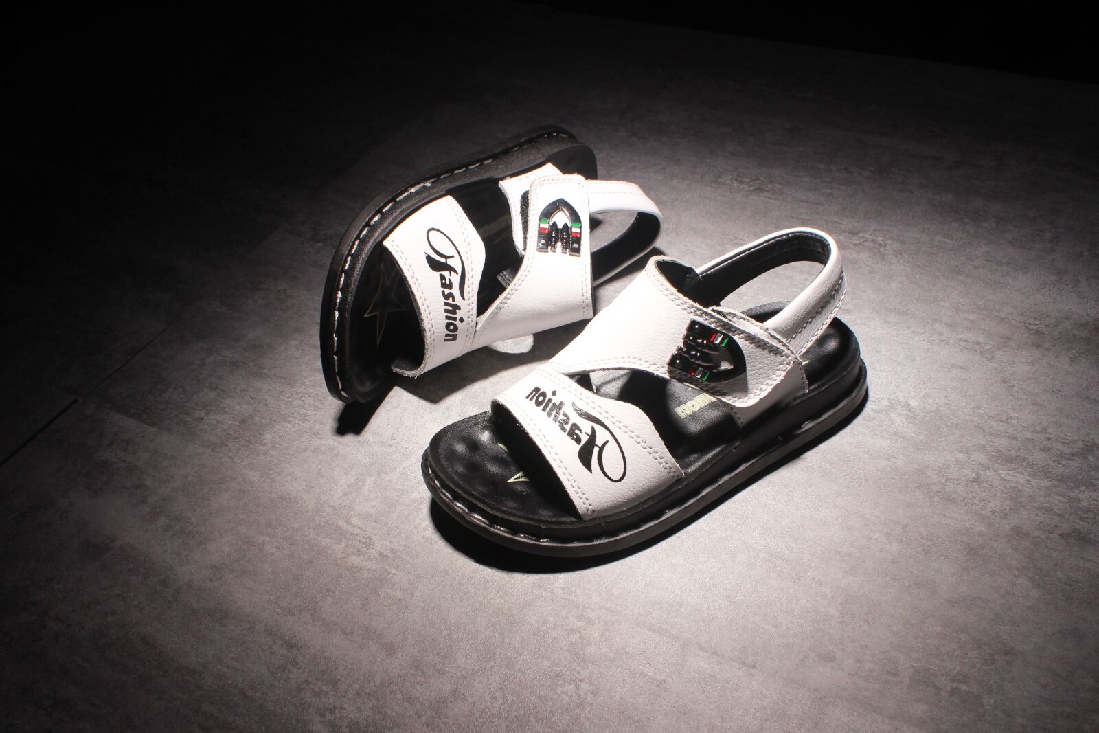 Canon EOS 600D (Rebel EOS T3i / EOS Kiss X5) sample photo. Children's shoes, sandals, breathable photography