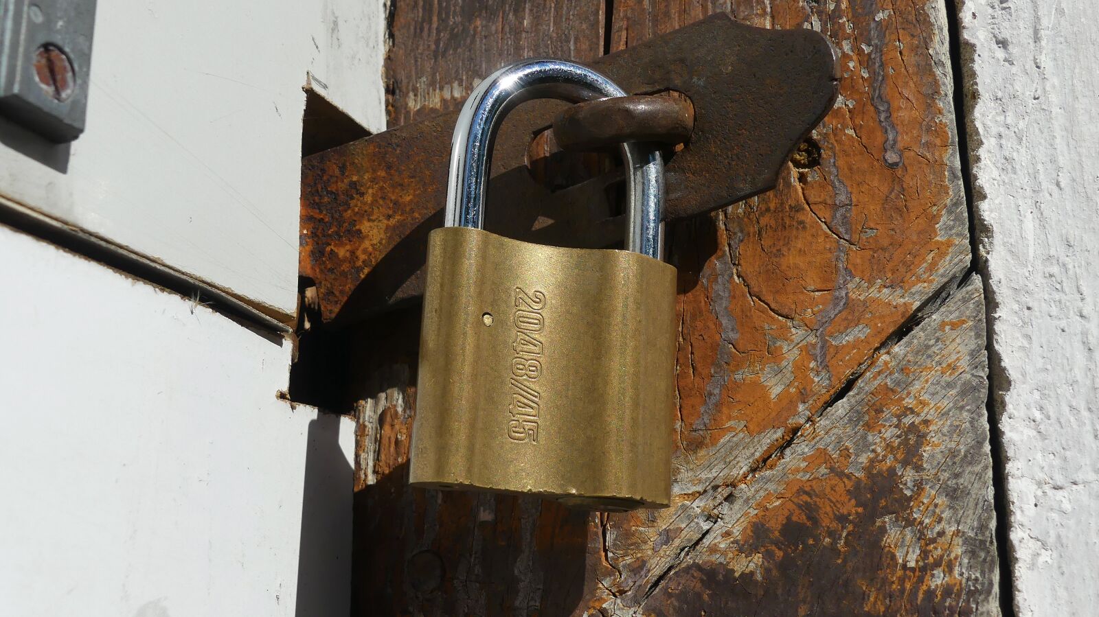 Panasonic Lumix DMC-FZ300 sample photo. Padlock, castle, u-lock photography