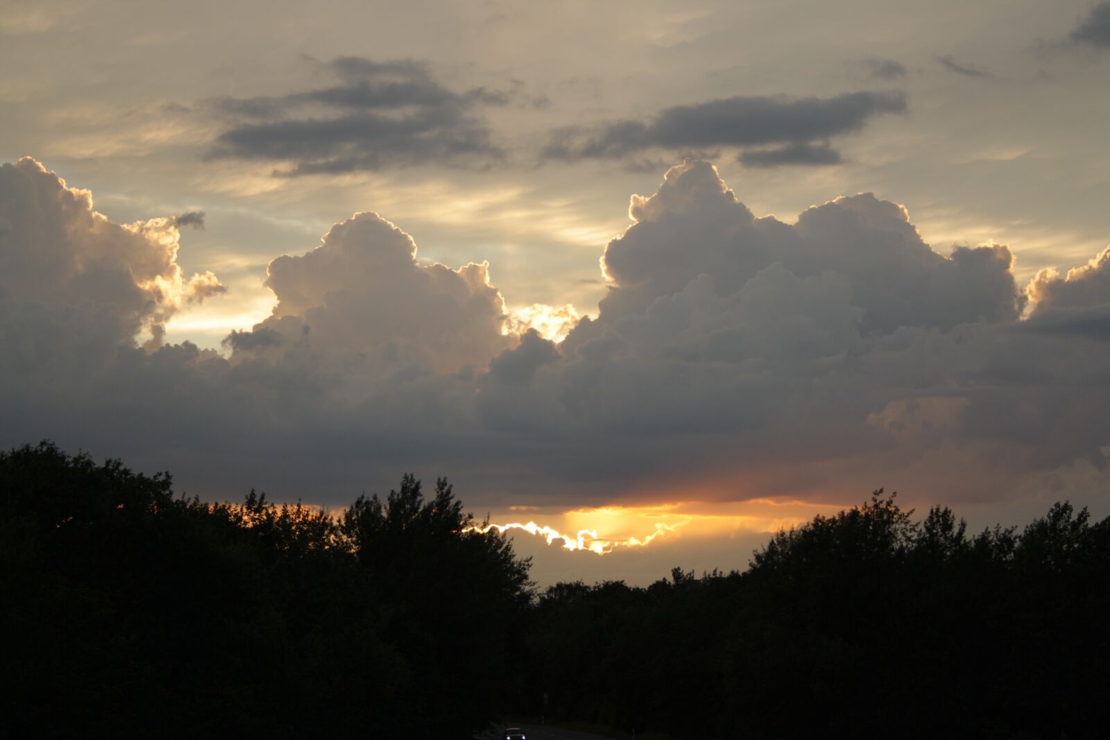 Canon EOS 1000D (EOS Digital Rebel XS / EOS Kiss F) sample photo. Clouds, sky, afterglow photography