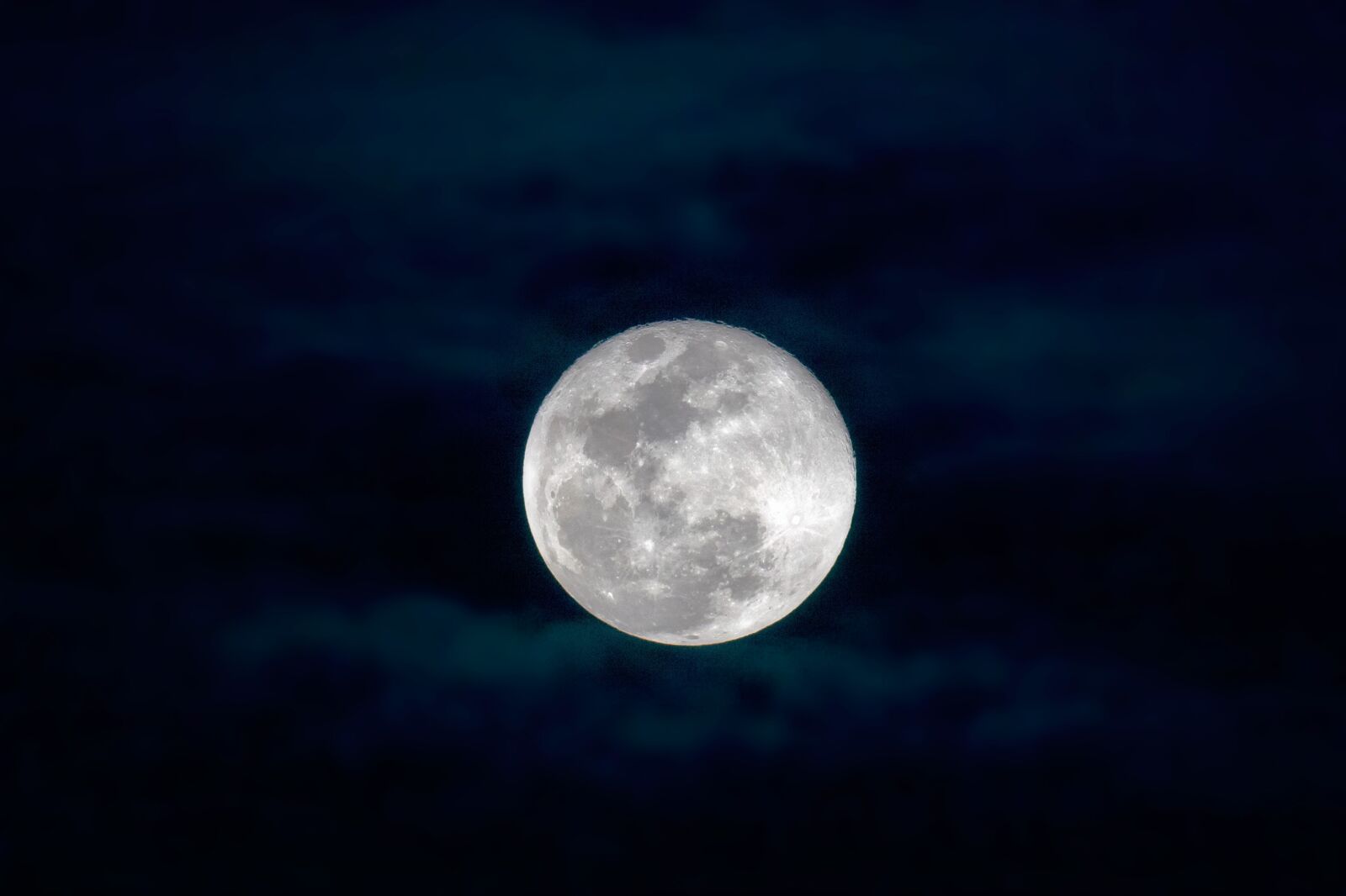 Canon EOS 5D Mark II sample photo. Full moon, 薄雲, widi islands photography