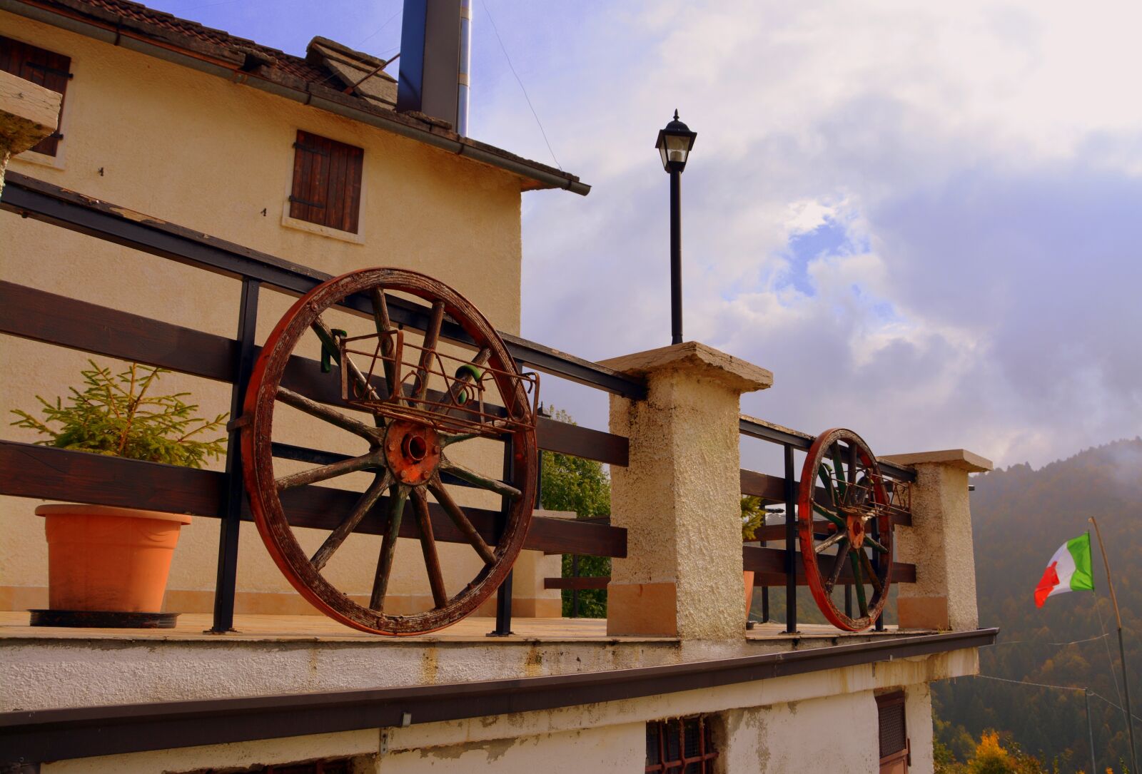 Nikon D7100 sample photo. Terrace, wooden wheel, borgo photography
