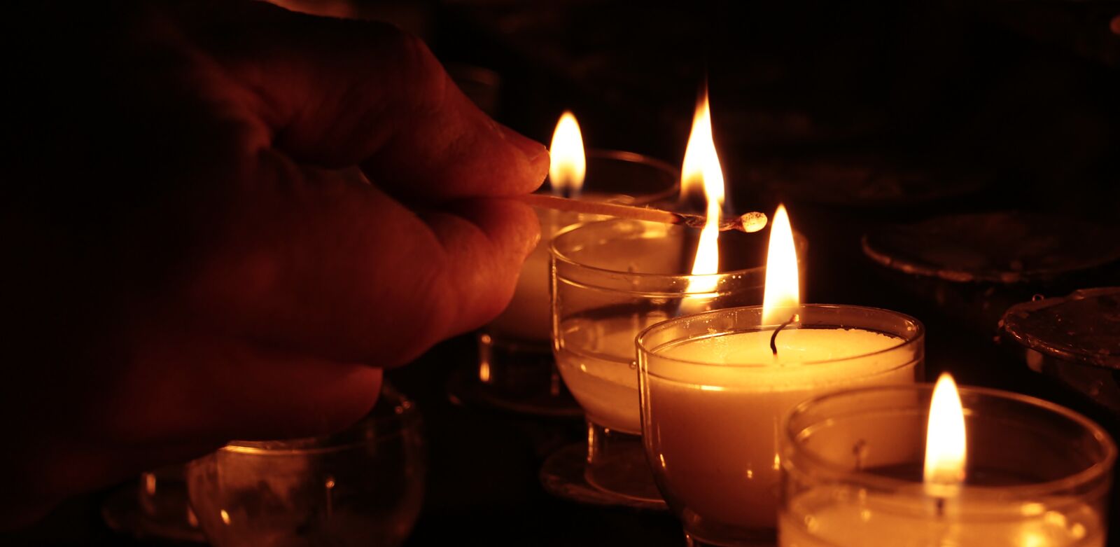 Canon EOS 100D (EOS Rebel SL1 / EOS Kiss X7) sample photo. Tea lights, hand, church photography