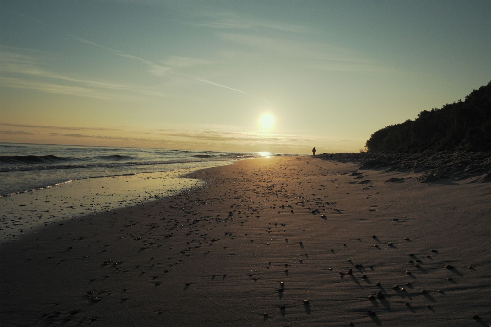 Sony a6500 + Sony E 10-18mm F4 OSS sample photo. Beach, sunrise, the baltic photography