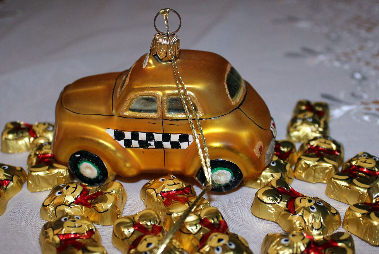 Canon EOS 1200D (EOS Rebel T5 / EOS Kiss X70 / EOS Hi) sample photo. Bauble, fun, christmas photography