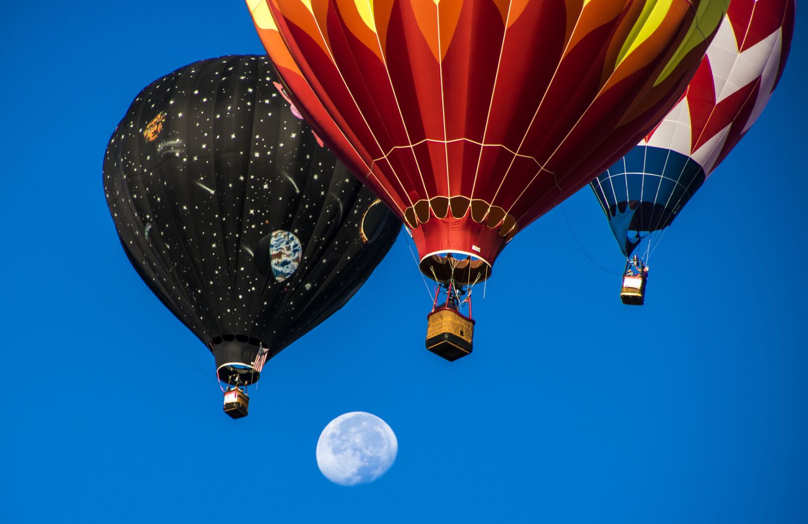 Canon EOS 750D (EOS Rebel T6i / EOS Kiss X8i) sample photo. Balloons, moon, fantasy photography