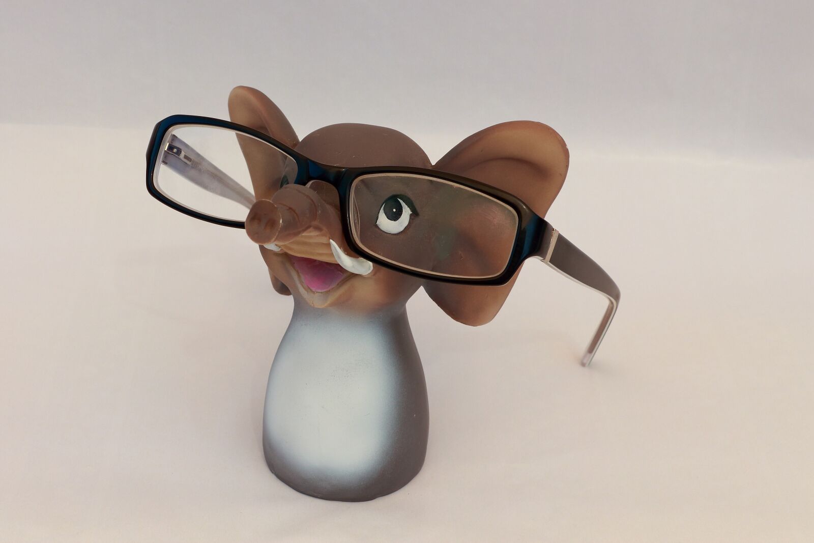 Canon EOS 700D (EOS Rebel T5i / EOS Kiss X7i) sample photo. Elephant, glasses, glasses stand photography