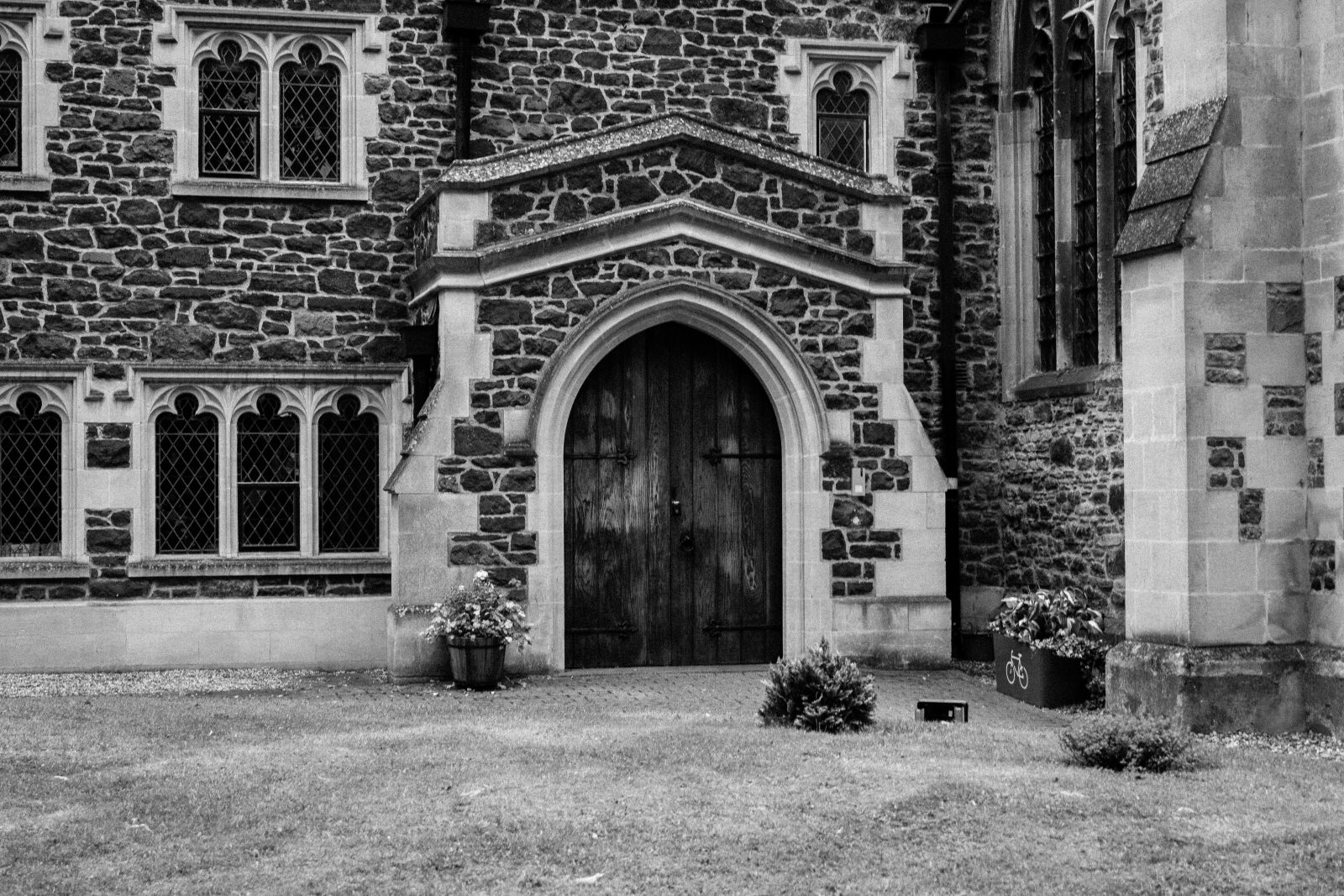 Canon EOS 1300D (EOS Rebel T6 / EOS Kiss X80) sample photo. Church, black and white photography