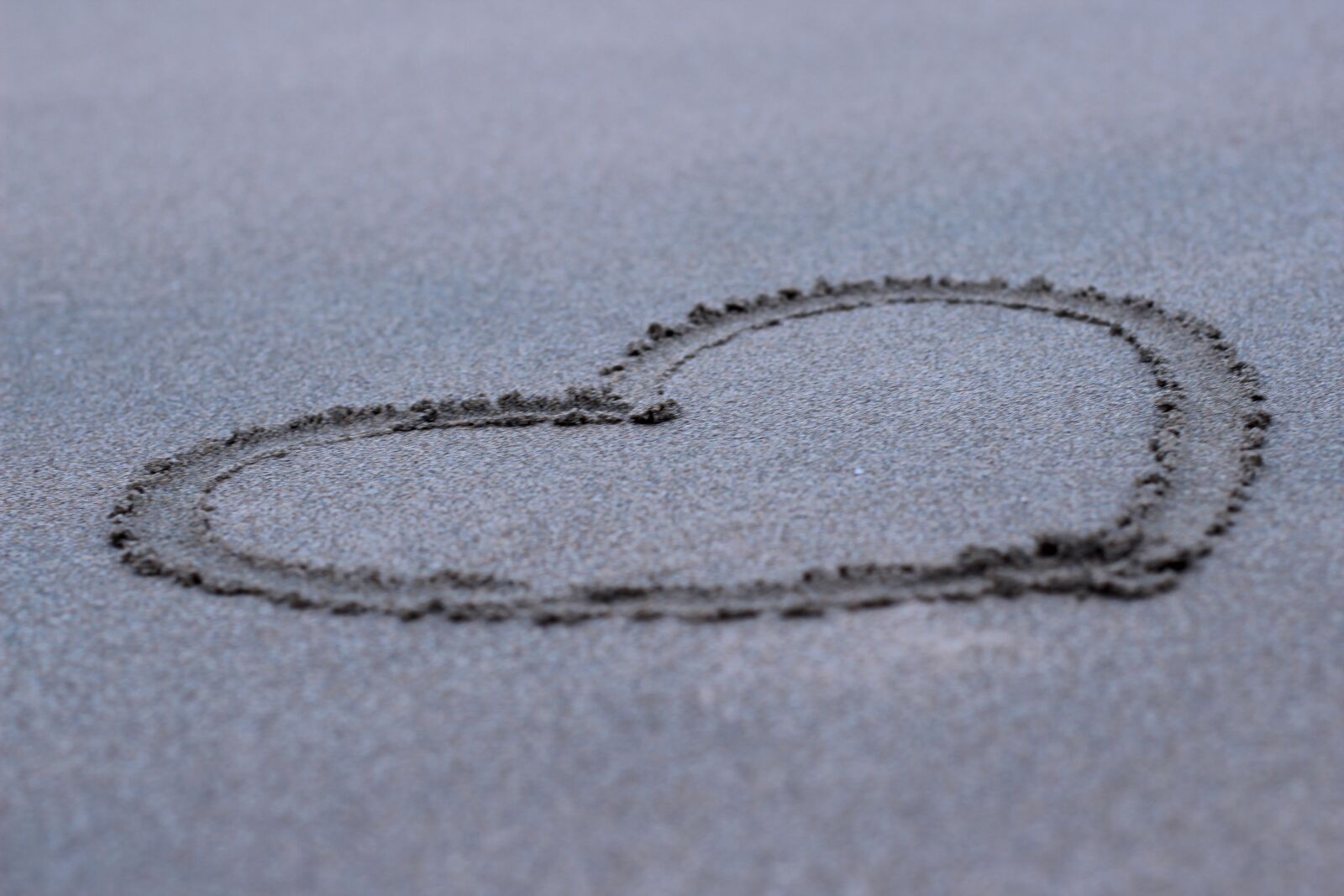 Canon EOS 600D (Rebel EOS T3i / EOS Kiss X5) + Canon EF 50mm F1.4 USM sample photo. Heart, beach, love photography