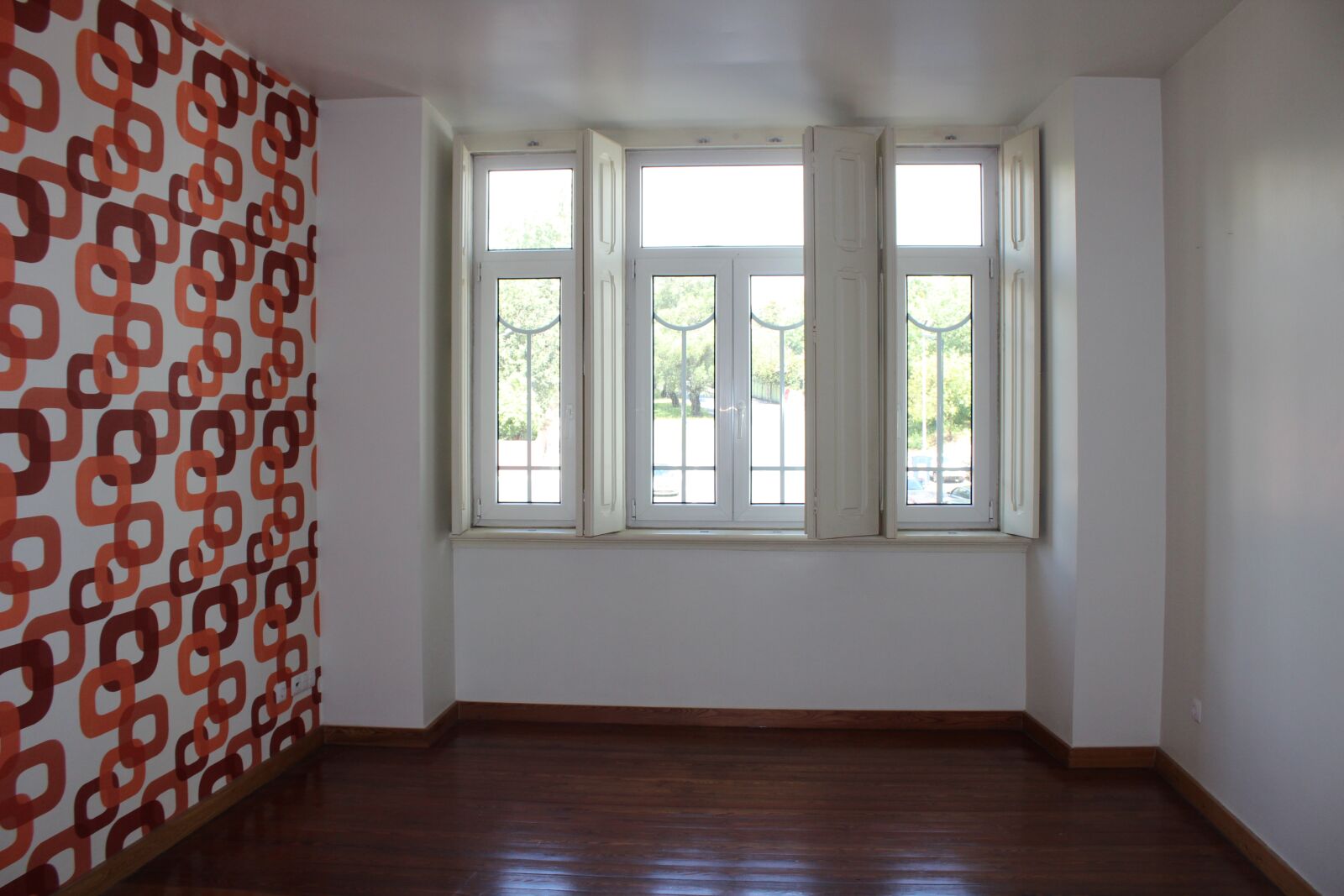 Canon EOS 600D (Rebel EOS T3i / EOS Kiss X5) sample photo. House, apartment, window photography